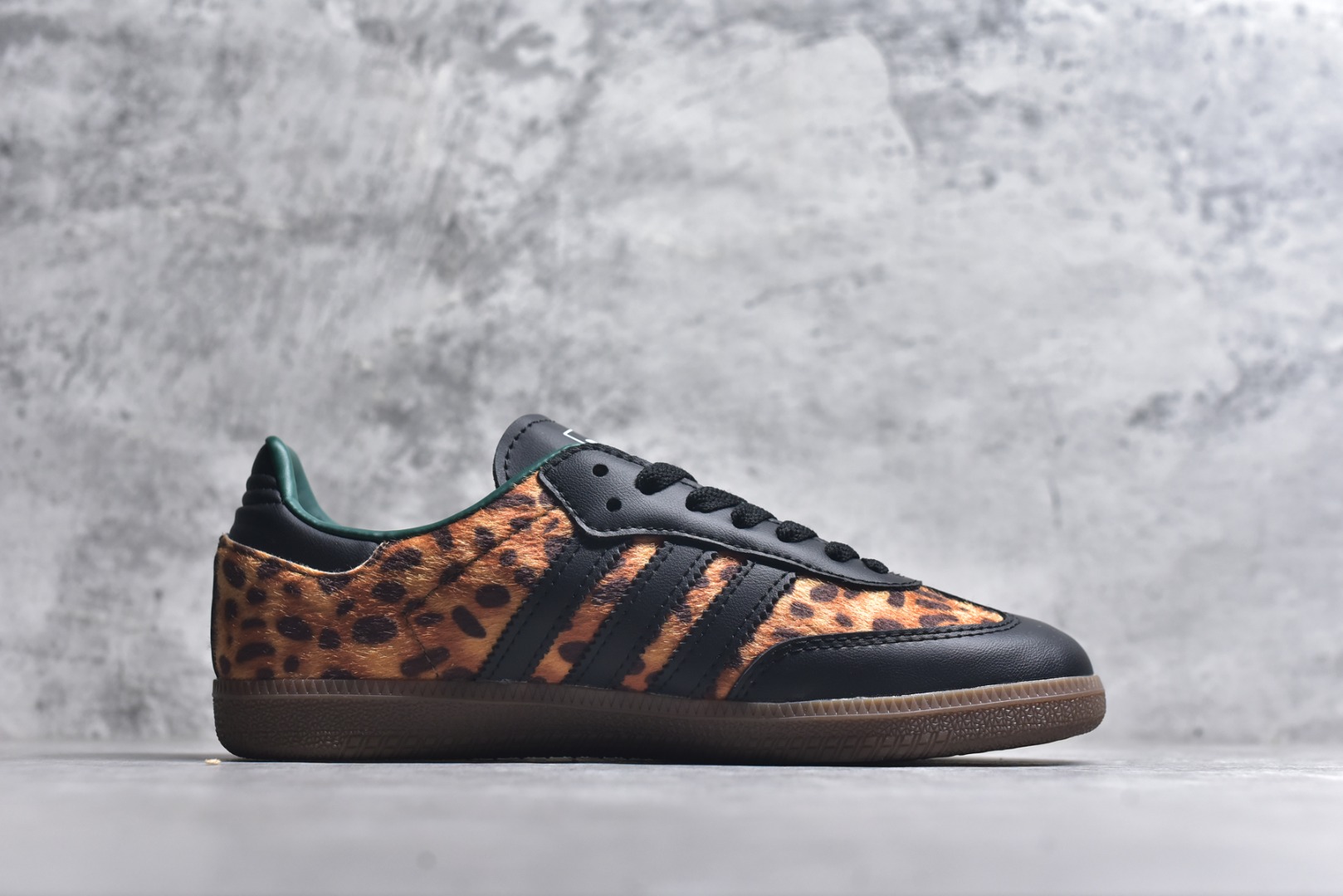 图片[3]-#adidas originals SAMBA “Leopard Print”舒适百搭薄底 耐磨 低帮 板鞋 男女同款 棕黑豹纹 低帮舒适百搭德训休闲鞋 纯原品质 市面第一梯队德训大厂出品 全新高端零售平台专供品质 全鞋身采用头层牛皮 包括鞋舌也是头层皮 真马毛材质 私模大底 非市面公底 区别市场通货 货号：JI2735 尺码：36 36.5 37 38 38.5 39 40 40.5 41 42 42.5 43 44 44.5 45-选品中心
