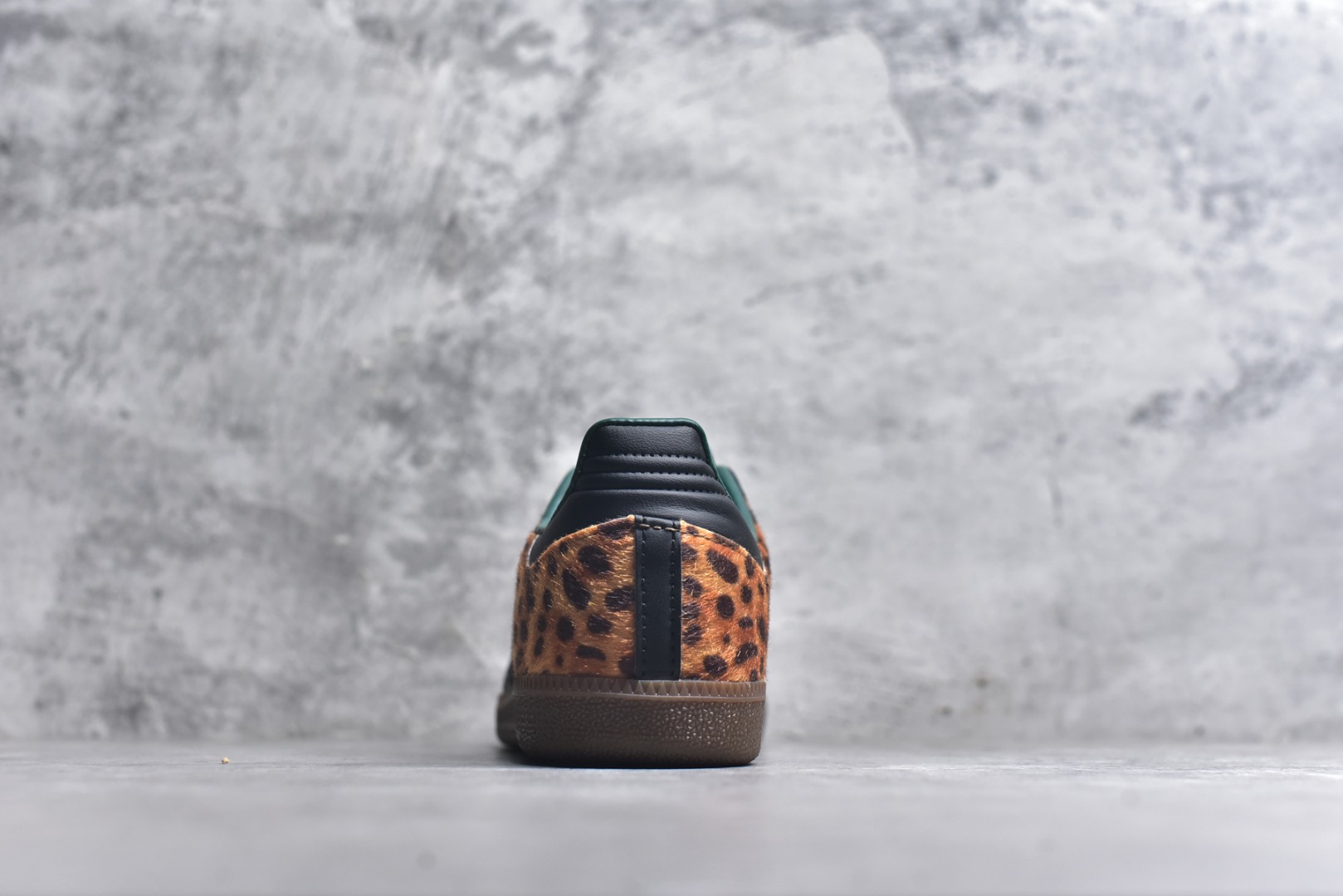 图片[5]-#adidas originals SAMBA “Leopard Print”舒适百搭薄底 耐磨 低帮 板鞋 男女同款 棕黑豹纹 低帮舒适百搭德训休闲鞋 纯原品质 市面第一梯队德训大厂出品 全新高端零售平台专供品质 全鞋身采用头层牛皮 包括鞋舌也是头层皮 真马毛材质 私模大底 非市面公底 区别市场通货 货号：JI2735 尺码：36 36.5 37 38 38.5 39 40 40.5 41 42 42.5 43 44 44.5 45-选品中心