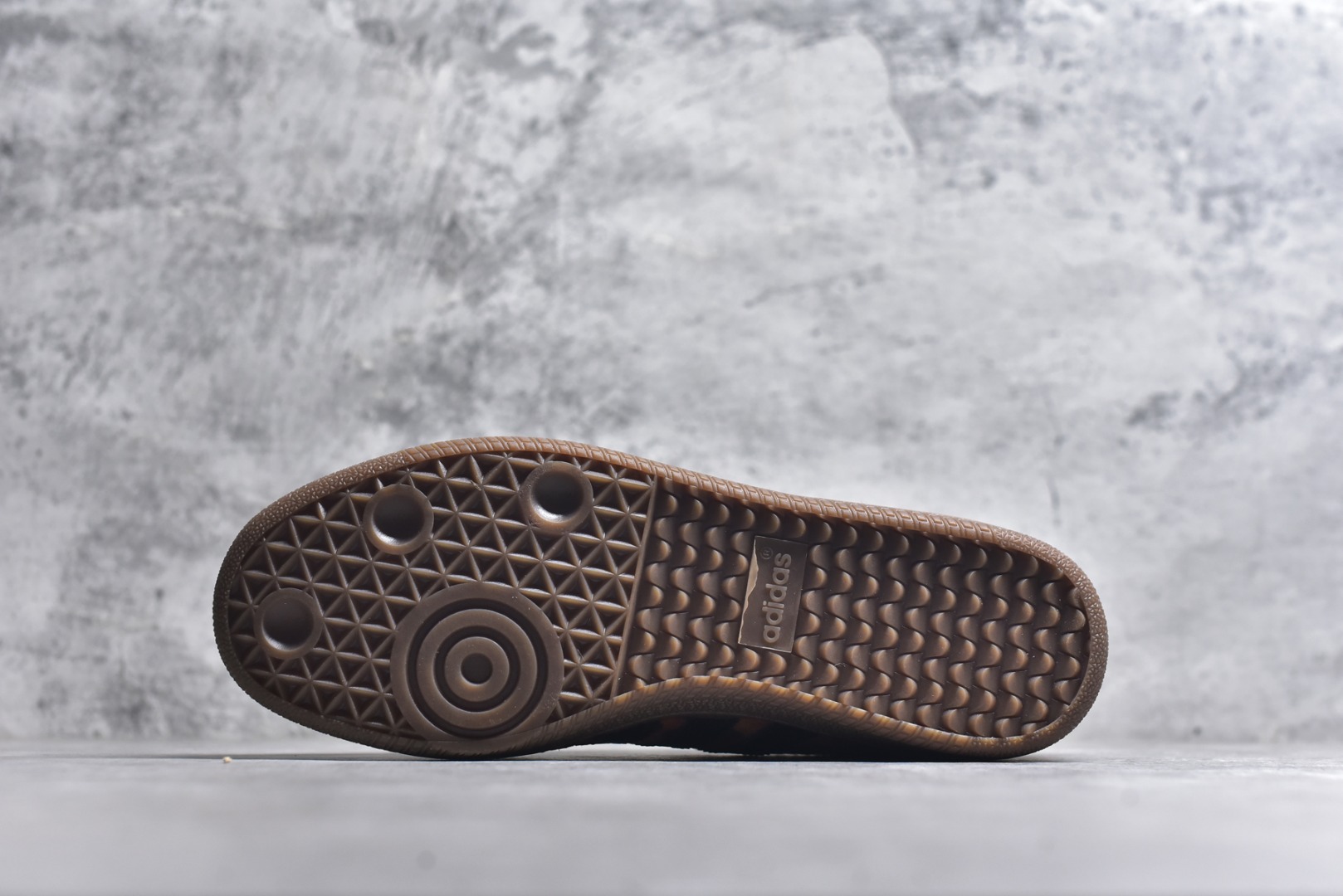 图片[6]-#adidas originals SAMBA “Leopard Print”舒适百搭薄底 耐磨 低帮 板鞋 男女同款 棕黑豹纹 低帮舒适百搭德训休闲鞋 纯原品质 市面第一梯队德训大厂出品 全新高端零售平台专供品质 全鞋身采用头层牛皮 包括鞋舌也是头层皮 真马毛材质 私模大底 非市面公底 区别市场通货 货号：JI2735 尺码：36 36.5 37 38 38.5 39 40 40.5 41 42 42.5 43 44 44.5 45-选品中心