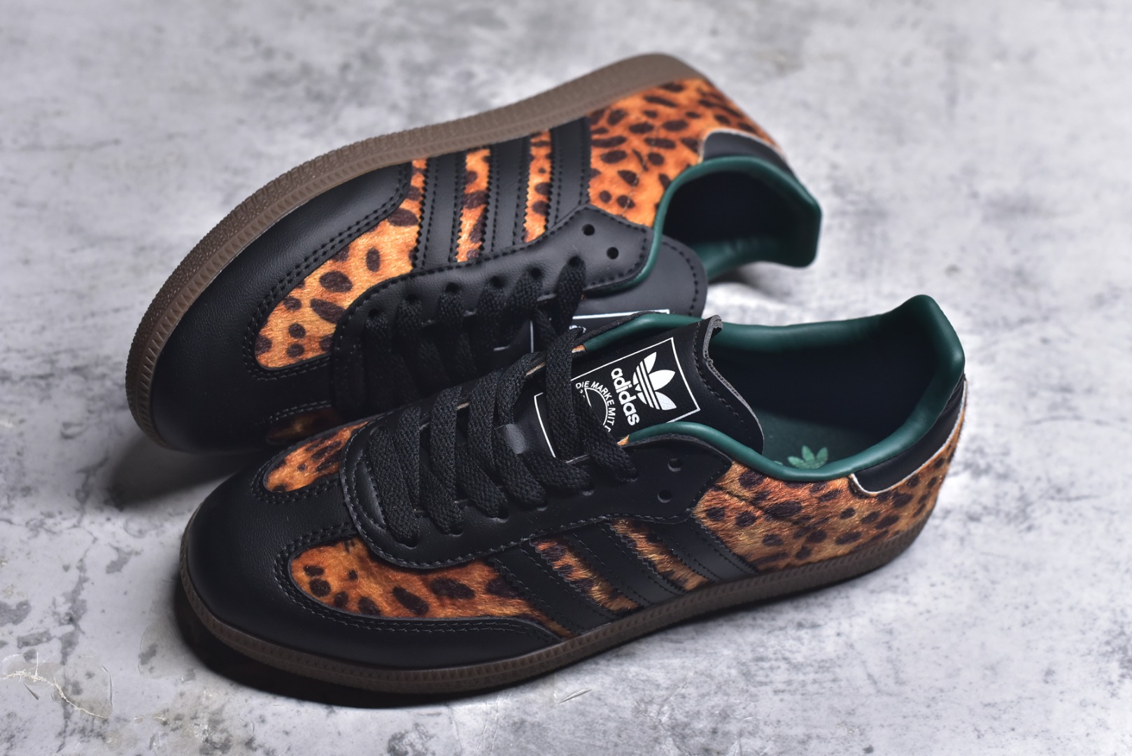 图片[7]-#adidas originals SAMBA “Leopard Print”舒适百搭薄底 耐磨 低帮 板鞋 男女同款 棕黑豹纹 低帮舒适百搭德训休闲鞋 纯原品质 市面第一梯队德训大厂出品 全新高端零售平台专供品质 全鞋身采用头层牛皮 包括鞋舌也是头层皮 真马毛材质 私模大底 非市面公底 区别市场通货 货号：JI2735 尺码：36 36.5 37 38 38.5 39 40 40.5 41 42 42.5 43 44 44.5 45-选品中心