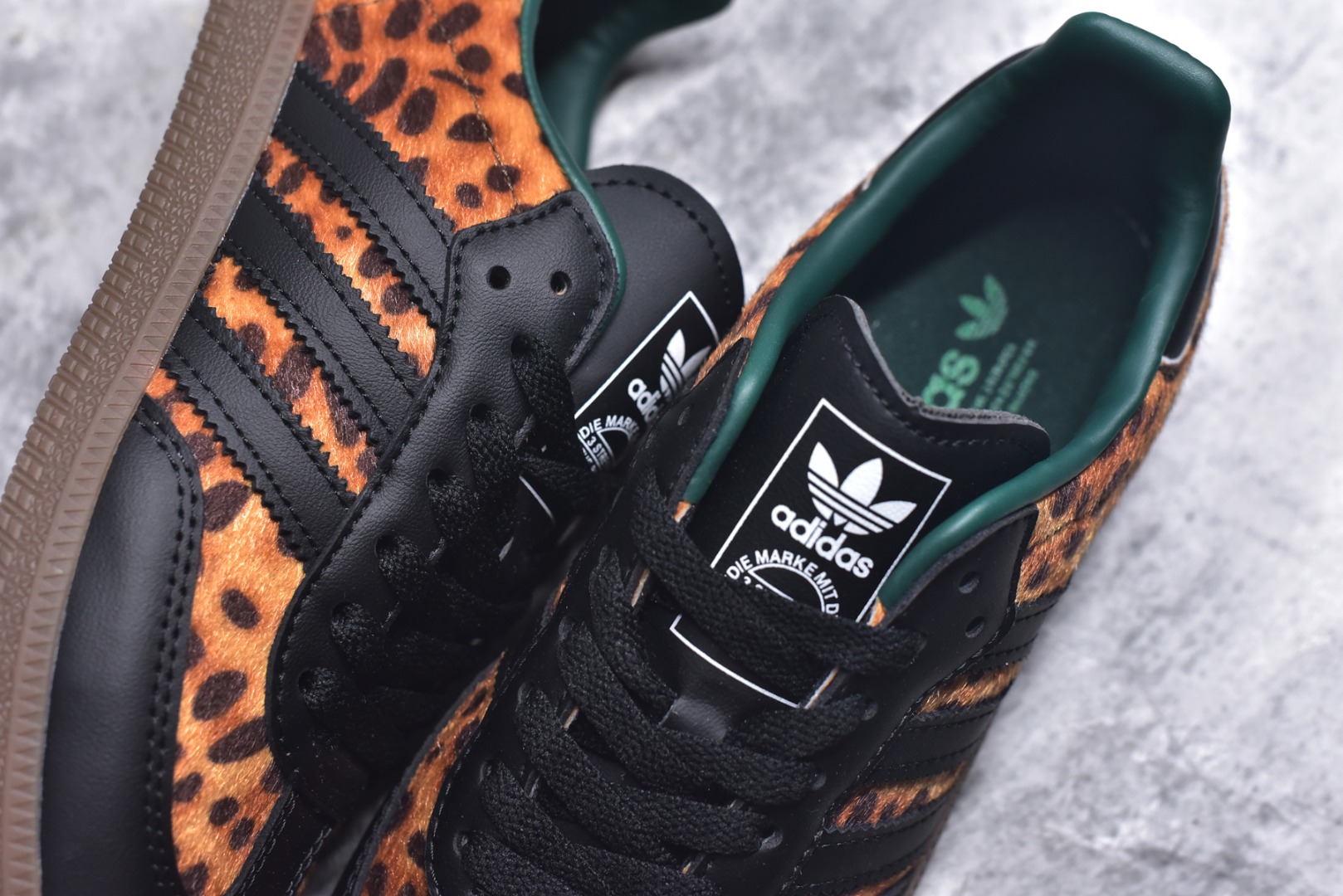 图片[9]-#adidas originals SAMBA “Leopard Print”舒适百搭薄底 耐磨 低帮 板鞋 男女同款 棕黑豹纹 低帮舒适百搭德训休闲鞋 纯原品质 市面第一梯队德训大厂出品 全新高端零售平台专供品质 全鞋身采用头层牛皮 包括鞋舌也是头层皮 真马毛材质 私模大底 非市面公底 区别市场通货 货号：JI2735 尺码：36 36.5 37 38 38.5 39 40 40.5 41 42 42.5 43 44 44.5 45-选品中心