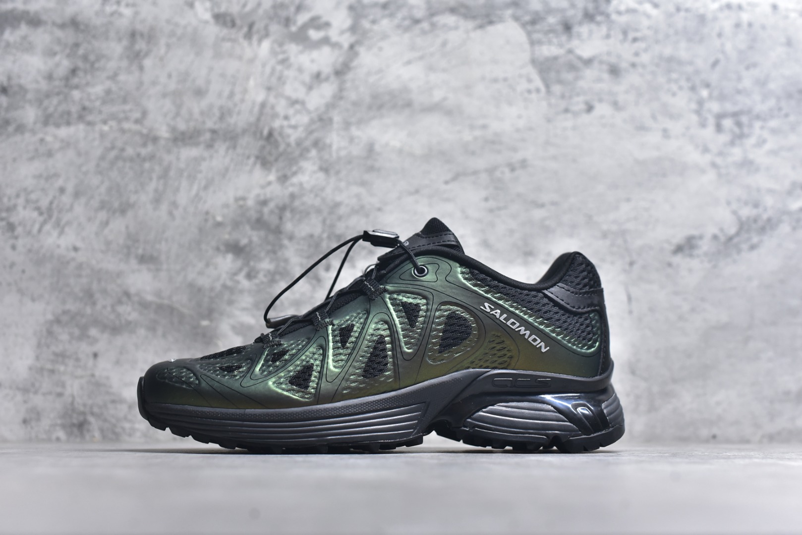 #Salomon XT-Whisper Void 萨洛蒙 探索者系列户外越野跑鞋 478755-28 #鞋面采用SENSIFIT贴合技术 全方位贴合包裹脚型 鞋跟部鞋底牵引设计 提供强大的抓地性能 更适应野外崎岖不平的道路 其3D ADVANCED CHASSIS底盘 材料轻量大化 钉齿设计更具稳定性、防护性 鞋底易磨损区运用CONTAGRIP高耐磨材料 应对城市硬质路面长距离跑考验 尺码：36 36.5 37 38 38.5 39 40 40.5 41 42 42.5 43 44-选品中心