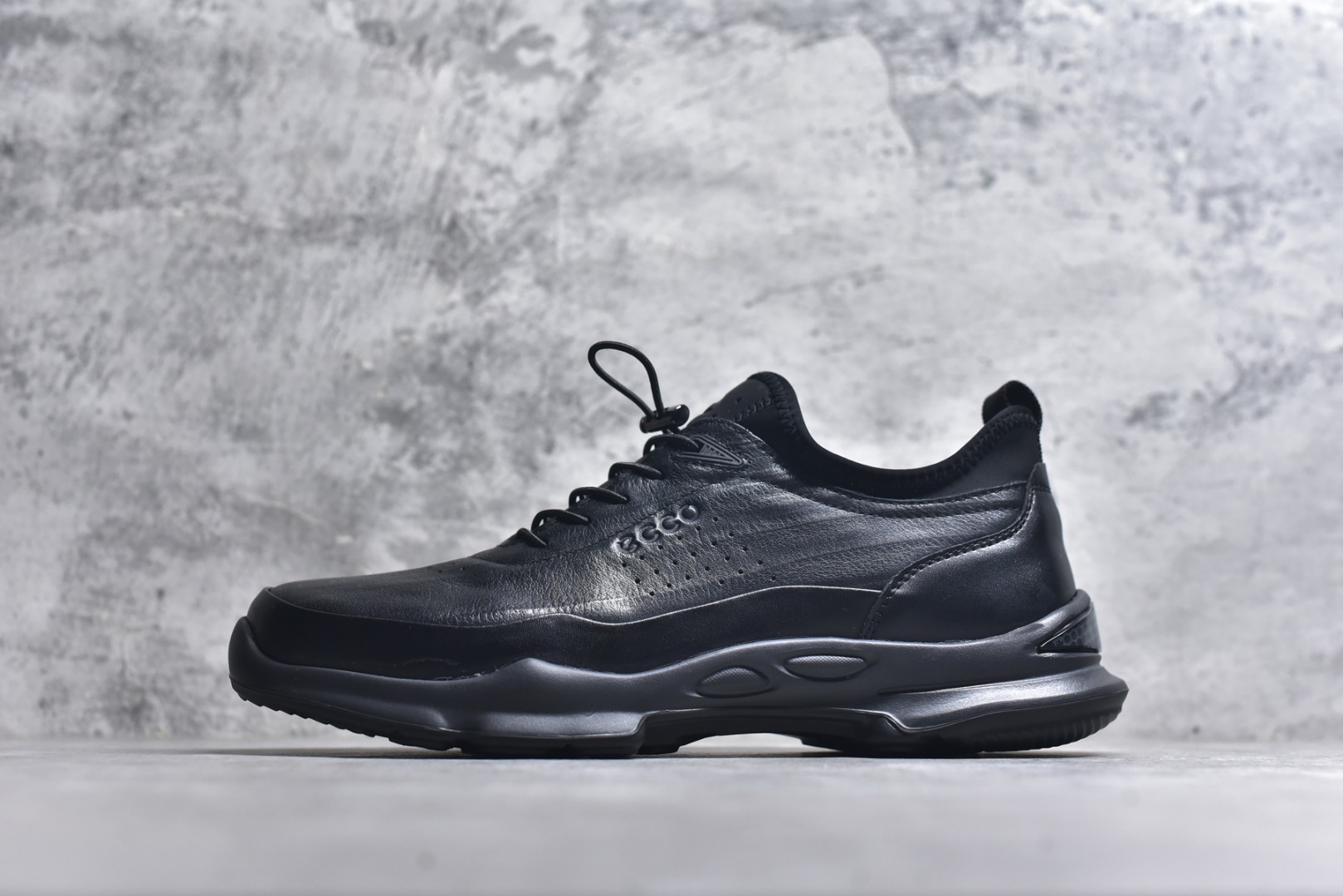 #Ecco爱步运动鞋男鞋 BIOM2025 透气健步鞋 防滑跑步鞋 健步C系列新款 黄景瑜同款 牛皮鞋面 纹理自然 柔韧耐穿 BIOM自然律动科技鞋楦 符合人体工学 带来裸足体验 气垫中底 带来轻盈舒适的上脚感受 橡胶外底 适应多种地形 防滑耐磨 强劲抓地 鞋面和鞋底一体成型合脚耐穿 城市运动 自在逸步 货号： 5161082135 尺码：38 39 40 41 42 43 44（皮鞋码）-选品中心