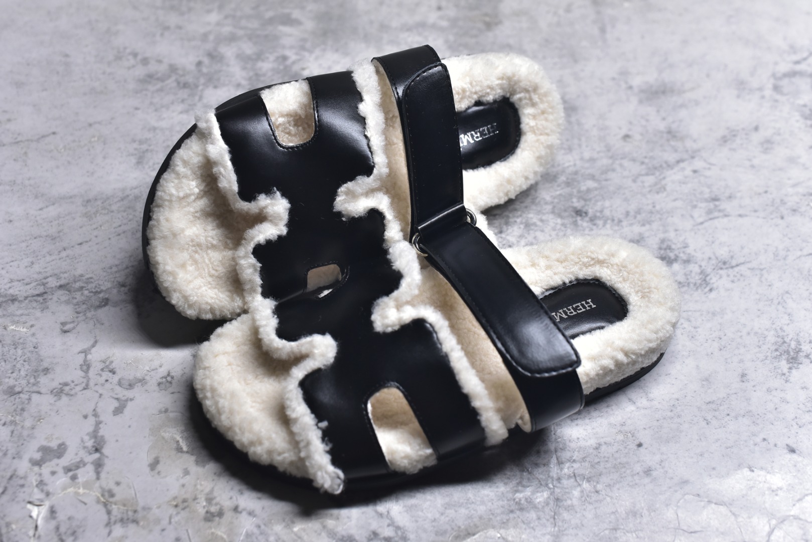 图片[7]-#【HERMES】爱马仕经典爆款二舅羊毛拖火爆来袭。小红书爆款 秋冬穿搭必单品居家、出街百搭时尚超洋气配色极其丰富多彩！行走的托斯卡纳风！TPR防滑大底超轻盈 上脚超舒适无束缚感 戒不掉的咖啡二，脱不下的二舅拖，冲！ 尺码：35-40-选品中心