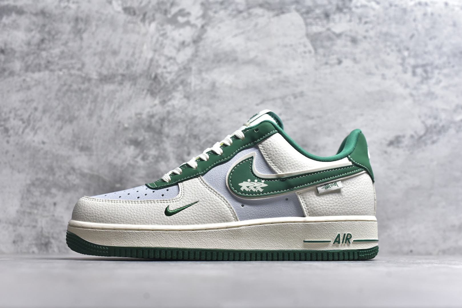 #Nike Air Force 1\'07 Low 斯图西联名 米绿勾 空军一号低帮休闲板鞋 DD1982-305 #原楦头原纸板 原装鞋盒 定制五金配件 内置全掌气垫 原厂鞋底 尺码：36 36.5 37.5 38 38.5 39 40 40.5 41 42 42.5 43 44 44.5 45 9.D4-选品中心