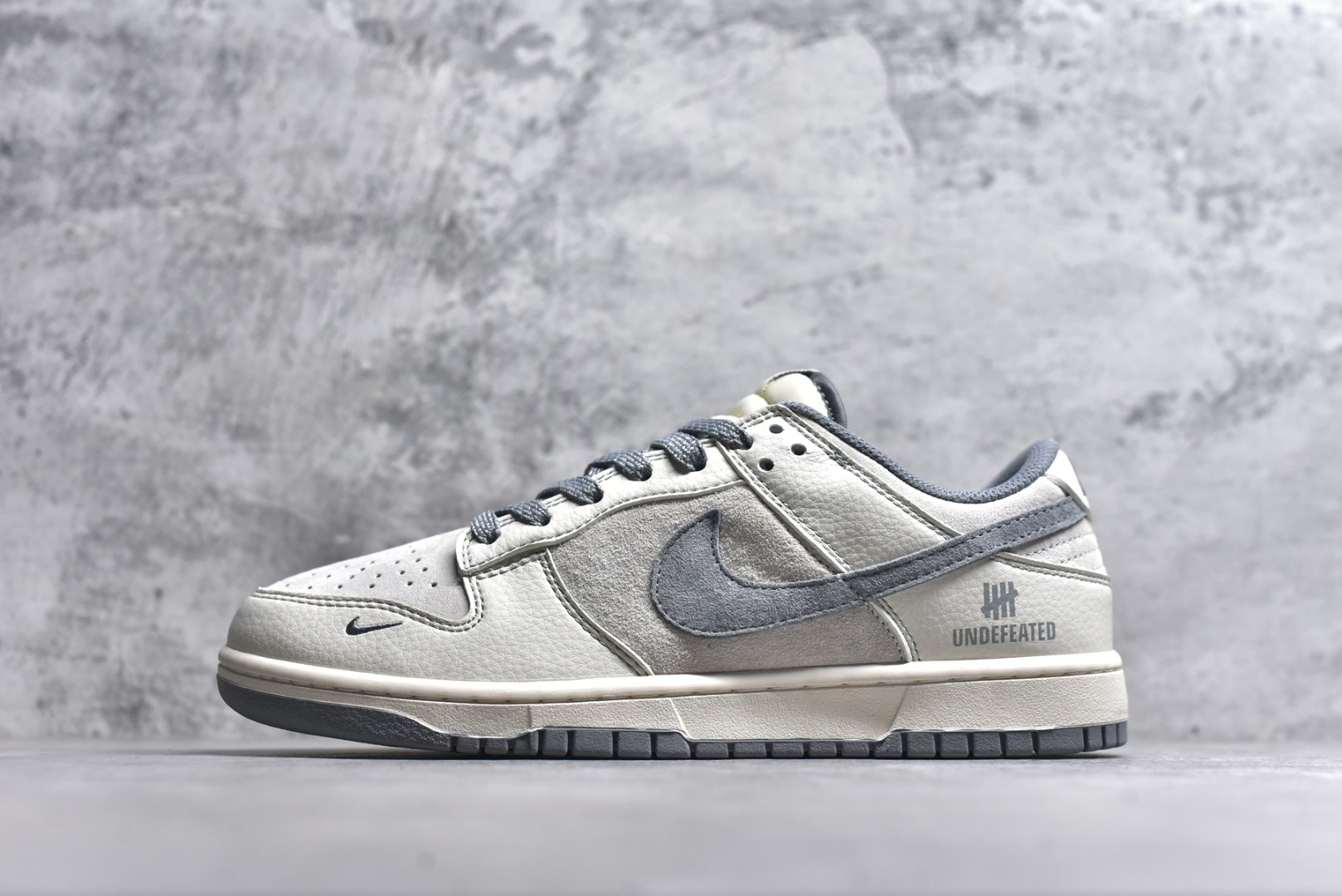 #Nk SB Dunk Low UN联名-米灰线条灰底 周年高端定制 低帮休闲板鞋 BB7518-003 #定制鞋盒 大厂纯原品质出货 超高清洁度 皮料切割干净无任何毛边 细节完美 尺码：36 36.5 37.5 38 38.5 39 40 40.5 41 42 42.5 43 44 44.5 45 9.E5-选品中心