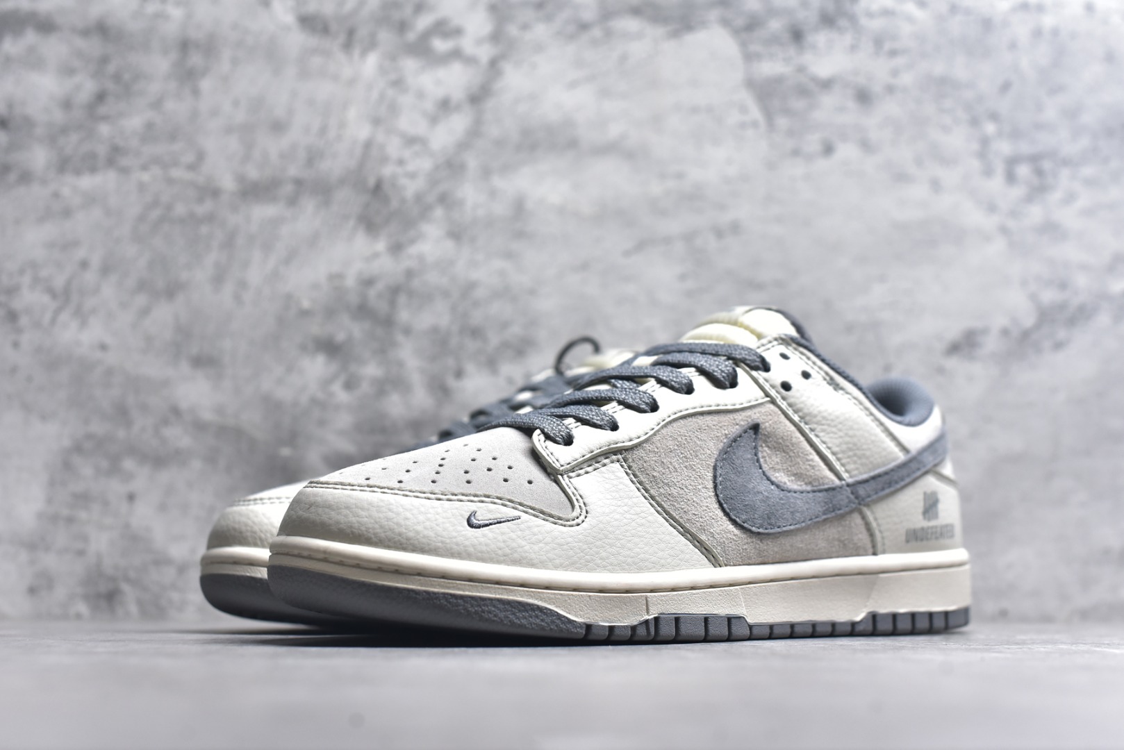 图片[2]-#Nk SB Dunk Low UN联名-米灰线条灰底 周年高端定制 低帮休闲板鞋 BB7518-003 #定制鞋盒 大厂纯原品质出货 超高清洁度 皮料切割干净无任何毛边 细节完美 尺码：36 36.5 37.5 38 38.5 39 40 40.5 41 42 42.5 43 44 44.5 45 9.E5-选品中心