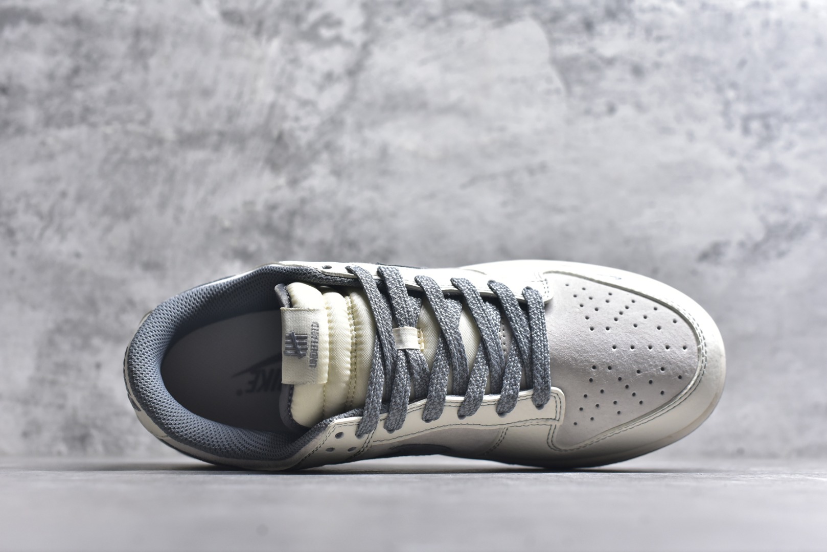 图片[4]-#Nk SB Dunk Low UN联名-米灰线条灰底 周年高端定制 低帮休闲板鞋 BB7518-003 #定制鞋盒 大厂纯原品质出货 超高清洁度 皮料切割干净无任何毛边 细节完美 尺码：36 36.5 37.5 38 38.5 39 40 40.5 41 42 42.5 43 44 44.5 45 9.E5-选品中心