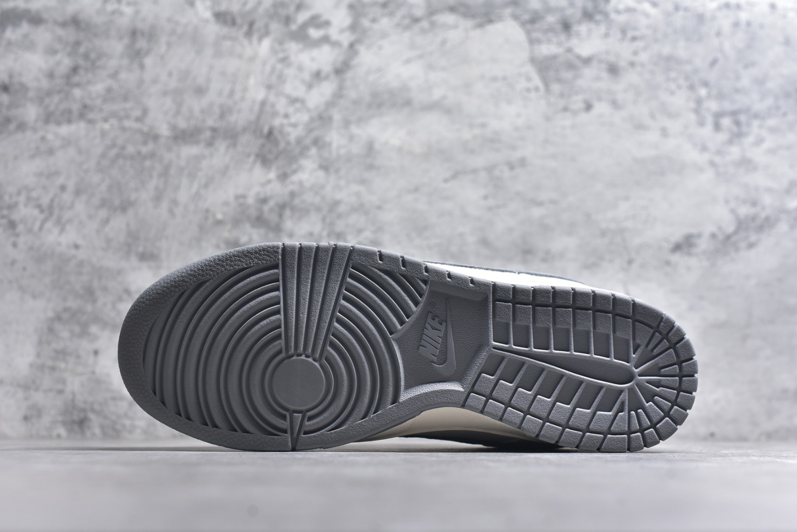 图片[6]-#Nk SB Dunk Low UN联名-米灰线条灰底 周年高端定制 低帮休闲板鞋 BB7518-003 #定制鞋盒 大厂纯原品质出货 超高清洁度 皮料切割干净无任何毛边 细节完美 尺码：36 36.5 37.5 38 38.5 39 40 40.5 41 42 42.5 43 44 44.5 45 9.E5-选品中心