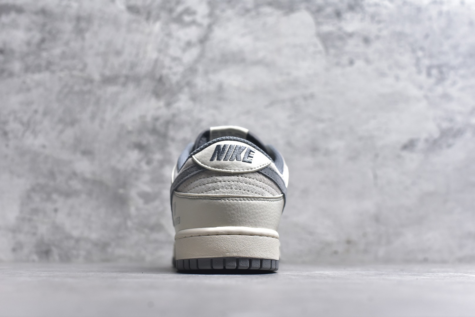 图片[5]-#Nk SB Dunk Low UN联名-米灰线条灰底 周年高端定制 低帮休闲板鞋 BB7518-003 #定制鞋盒 大厂纯原品质出货 超高清洁度 皮料切割干净无任何毛边 细节完美 尺码：36 36.5 37.5 38 38.5 39 40 40.5 41 42 42.5 43 44 44.5 45 9.E5-选品中心