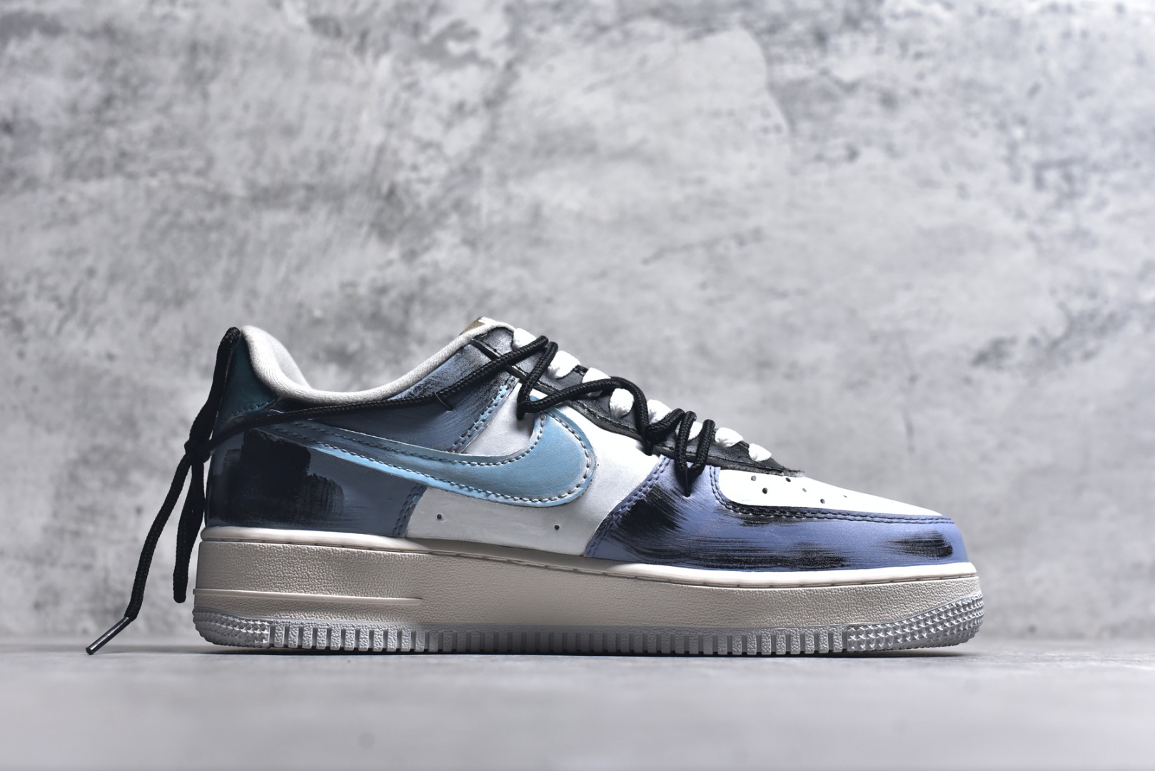 图片[3]-#Nike Air Force 1\’07 Low \”Color Fission\” 手绘涂鸦 色彩裂变 空军一号低帮休闲板鞋 XL2312-101 #配色以灰、蓝、白的主色调如同艺术画布，泼墨般的色彩裂变效果打破常规，鞋身的“Still Woozy”艺术字体与鞋侧Swoosh、中底泼墨细节呼应，将随性的艺术表达注入鞋款灵魂 尺码：36 36.5 37.5 38 38.5 39 40 40.5 41 42 42.5 43 44 44.5 45 9.D4-选品中心