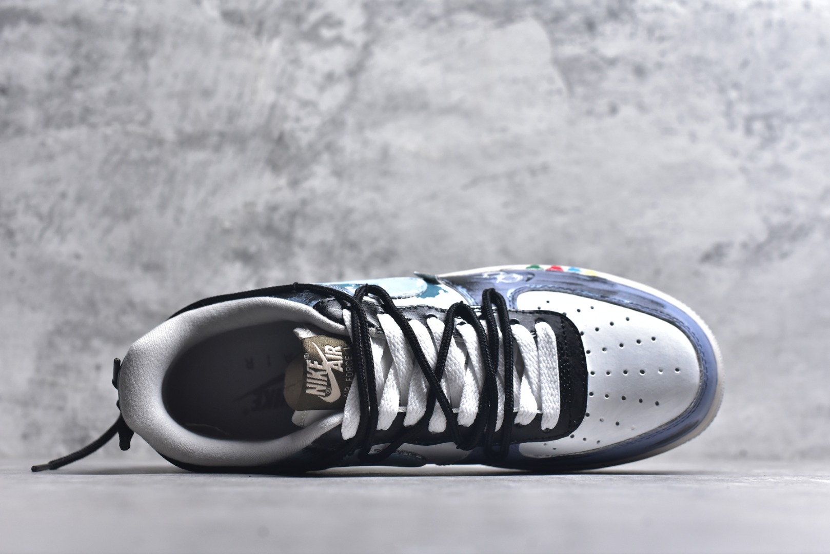 图片[4]-#Nike Air Force 1\’07 Low \”Color Fission\” 手绘涂鸦 色彩裂变 空军一号低帮休闲板鞋 XL2312-101 #配色以灰、蓝、白的主色调如同艺术画布，泼墨般的色彩裂变效果打破常规，鞋身的“Still Woozy”艺术字体与鞋侧Swoosh、中底泼墨细节呼应，将随性的艺术表达注入鞋款灵魂 尺码：36 36.5 37.5 38 38.5 39 40 40.5 41 42 42.5 43 44 44.5 45 9.D4-选品中心