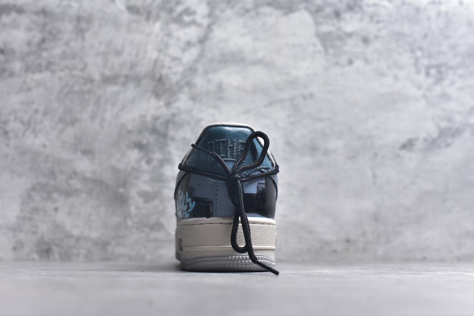 图片[5]-#Nike Air Force 1\’07 Low \”Color Fission\” 手绘涂鸦 色彩裂变 空军一号低帮休闲板鞋 XL2312-101 #配色以灰、蓝、白的主色调如同艺术画布，泼墨般的色彩裂变效果打破常规，鞋身的“Still Woozy”艺术字体与鞋侧Swoosh、中底泼墨细节呼应，将随性的艺术表达注入鞋款灵魂 尺码：36 36.5 37.5 38 38.5 39 40 40.5 41 42 42.5 43 44 44.5 45 9.D4-选品中心