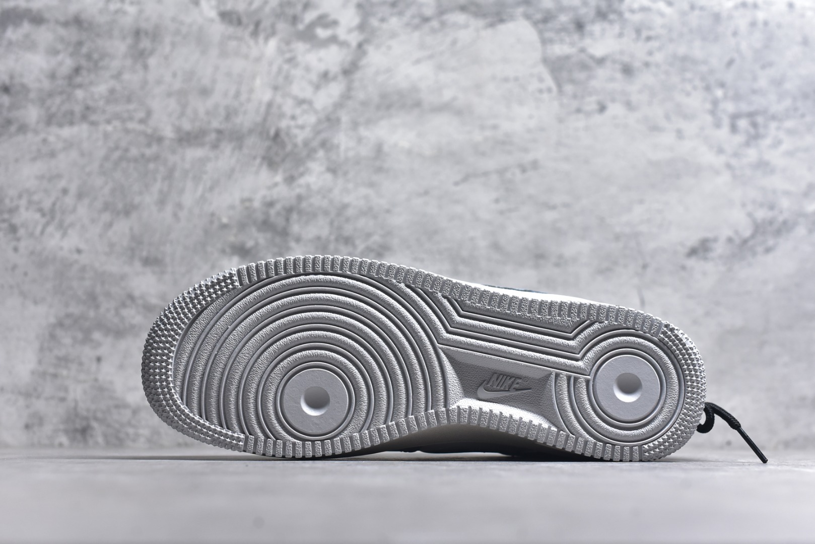 图片[6]-#Nike Air Force 1\’07 Low \”Color Fission\” 手绘涂鸦 色彩裂变 空军一号低帮休闲板鞋 XL2312-101 #配色以灰、蓝、白的主色调如同艺术画布，泼墨般的色彩裂变效果打破常规，鞋身的“Still Woozy”艺术字体与鞋侧Swoosh、中底泼墨细节呼应，将随性的艺术表达注入鞋款灵魂 尺码：36 36.5 37.5 38 38.5 39 40 40.5 41 42 42.5 43 44 44.5 45 9.D4-选品中心