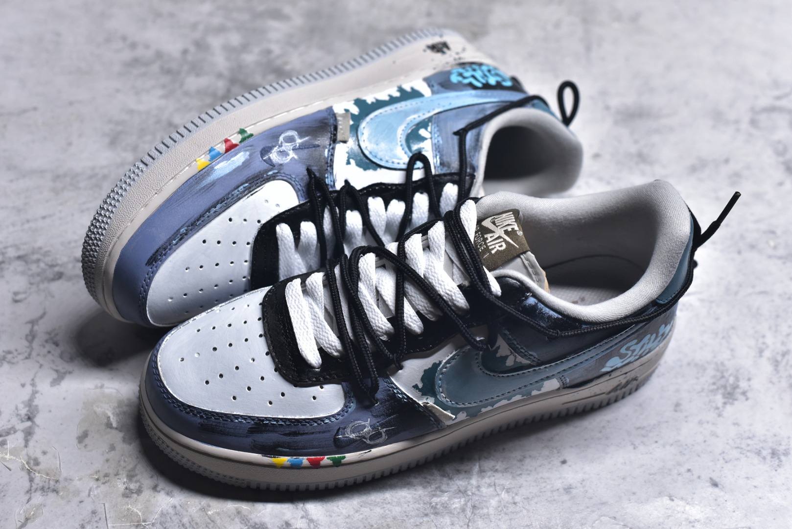 图片[7]-#Nike Air Force 1\’07 Low \”Color Fission\” 手绘涂鸦 色彩裂变 空军一号低帮休闲板鞋 XL2312-101 #配色以灰、蓝、白的主色调如同艺术画布，泼墨般的色彩裂变效果打破常规，鞋身的“Still Woozy”艺术字体与鞋侧Swoosh、中底泼墨细节呼应，将随性的艺术表达注入鞋款灵魂 尺码：36 36.5 37.5 38 38.5 39 40 40.5 41 42 42.5 43 44 44.5 45 9.D4-选品中心