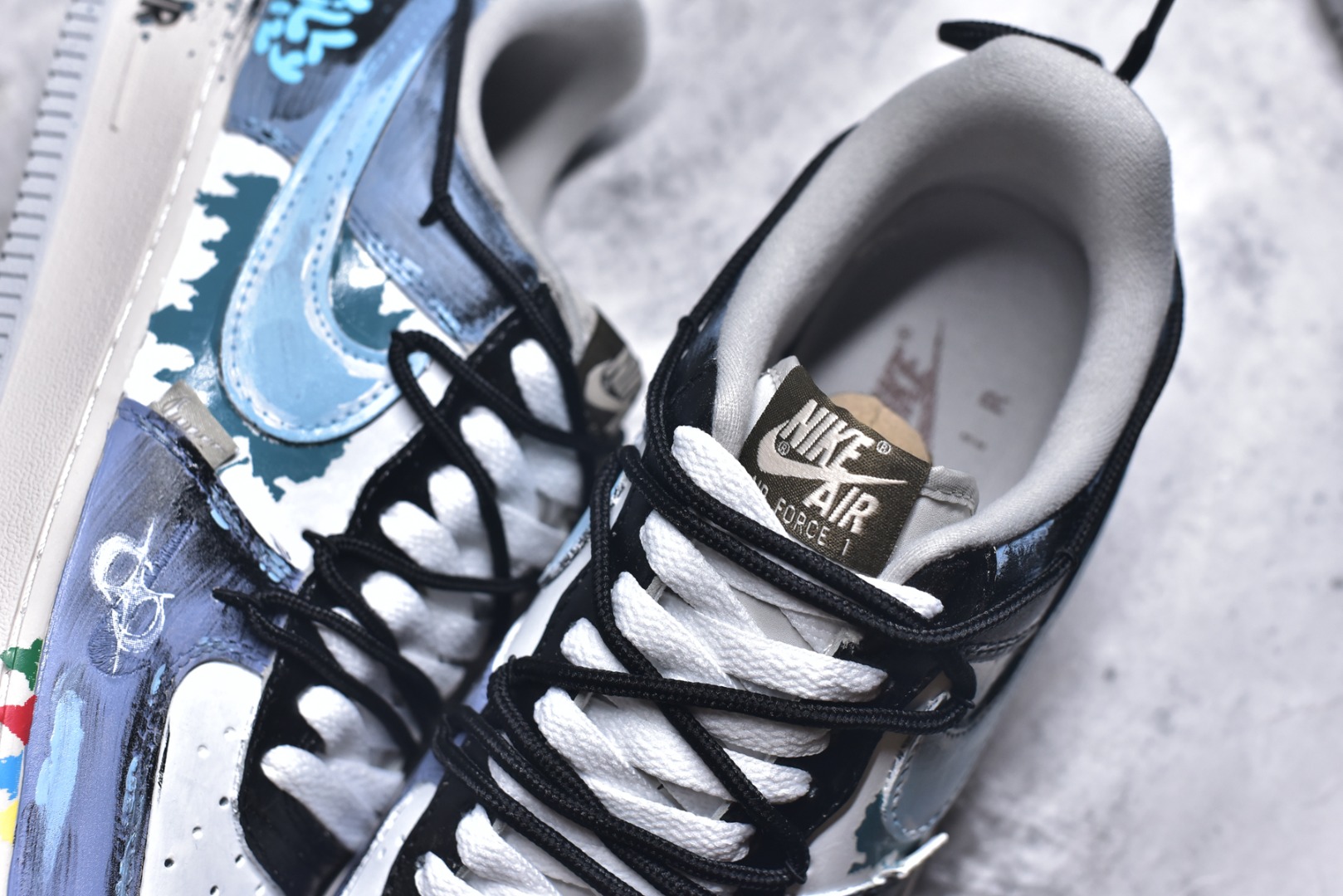 图片[9]-#Nike Air Force 1\’07 Low \”Color Fission\” 手绘涂鸦 色彩裂变 空军一号低帮休闲板鞋 XL2312-101 #配色以灰、蓝、白的主色调如同艺术画布，泼墨般的色彩裂变效果打破常规，鞋身的“Still Woozy”艺术字体与鞋侧Swoosh、中底泼墨细节呼应，将随性的艺术表达注入鞋款灵魂 尺码：36 36.5 37.5 38 38.5 39 40 40.5 41 42 42.5 43 44 44.5 45 9.D4-选品中心