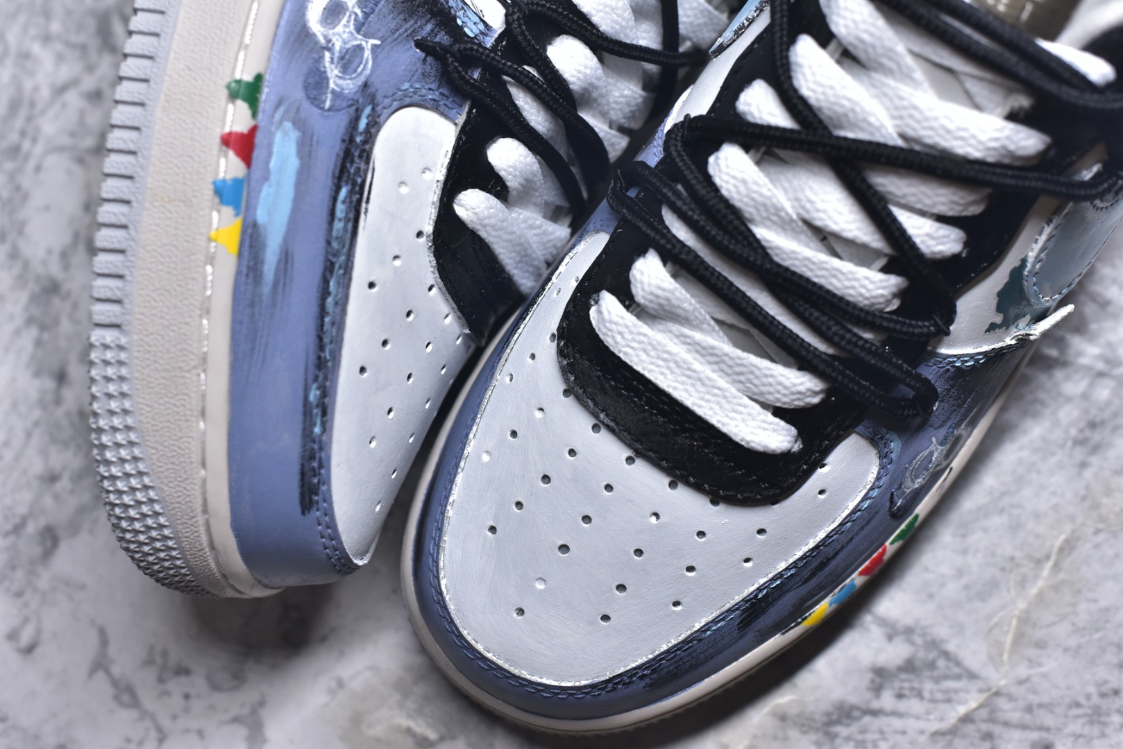 图片[8]-#Nike Air Force 1\’07 Low \”Color Fission\” 手绘涂鸦 色彩裂变 空军一号低帮休闲板鞋 XL2312-101 #配色以灰、蓝、白的主色调如同艺术画布，泼墨般的色彩裂变效果打破常规，鞋身的“Still Woozy”艺术字体与鞋侧Swoosh、中底泼墨细节呼应，将随性的艺术表达注入鞋款灵魂 尺码：36 36.5 37.5 38 38.5 39 40 40.5 41 42 42.5 43 44 44.5 45 9.D4-选品中心