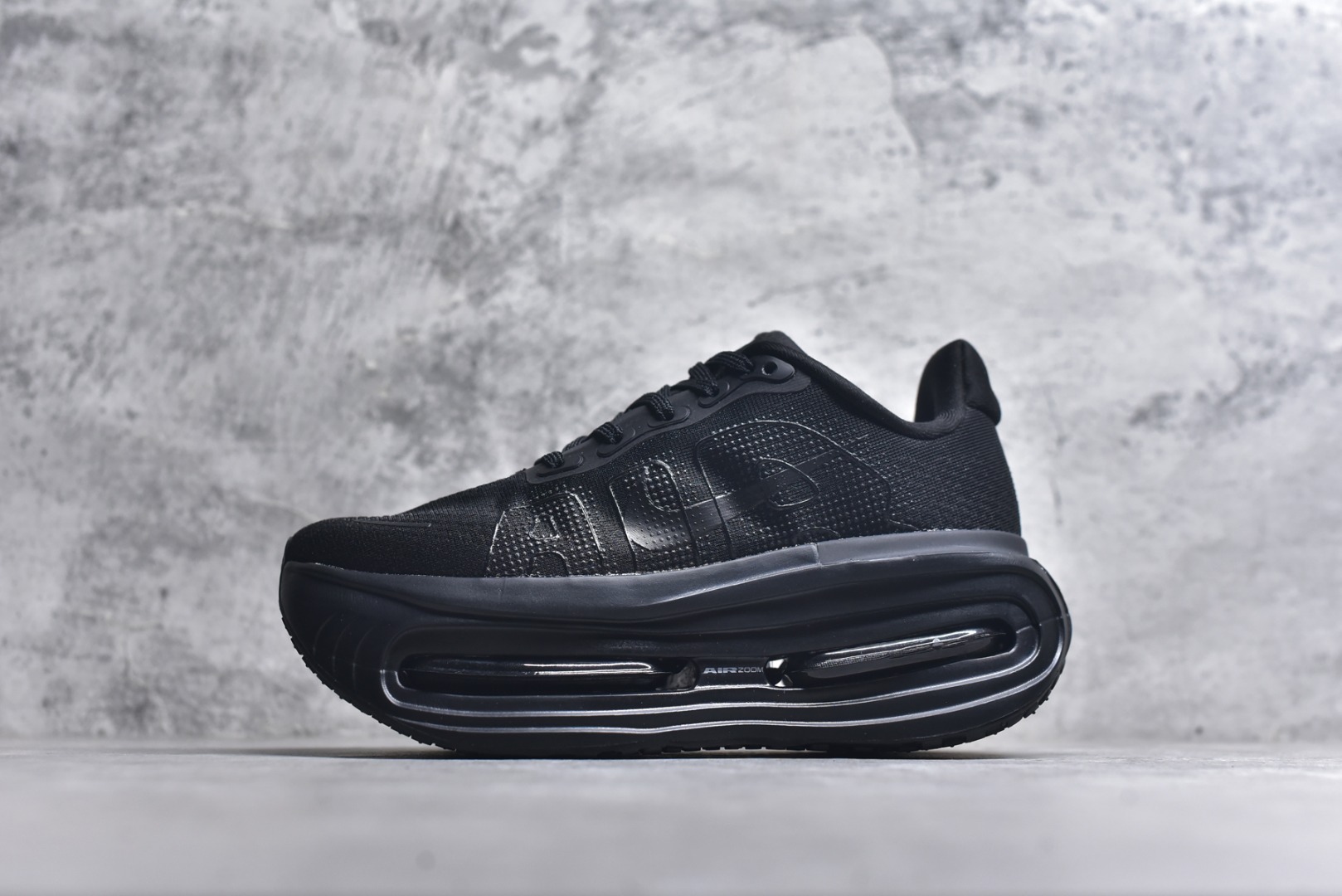 #Nike ZOOM PREMIUM 耐克 飞马 舒适减震防滑 低帮跑步鞋全掌ReactX泡绵中底 前掌和后跟还配备了Air Zoom气垫单元 据说跑起来更快更舒适哦 这次最大的升级点 首次引入了ReactX泡绵 货号：FN8453 002 尺码：36-45-选品中心