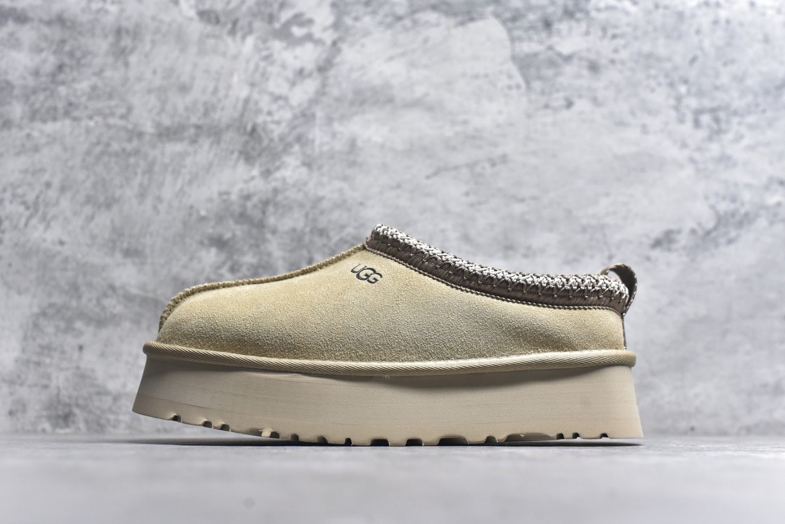 #X1 全网最齐 ugg 130+配色 市面顶级版本 UGG Tazz民族风厚底女款 小红书爆款 广州外贸大厂生产 鞋头到鞋垫真羊皮毛一体 独立外盒包装 芯片 带防水工艺 区别市面任何版本 5cm厚底 独立原版开发大底 羊绒鞋垫 冬季保暖外出 家居都是很适合的选择 进年uug推出款式系列 局部偏向年轻消费者喜好 也走到时尚潮流穿搭的前沿 鞋身材质 防泼水涂层翻毛皮鞋面 17毫米UGGPURE™植入式羊毛内底 轻便防滑舒适橡胶外底 带有品牌LOGO商标 带全套包装 尺码： 35 36 37 38 39 40-选品中心