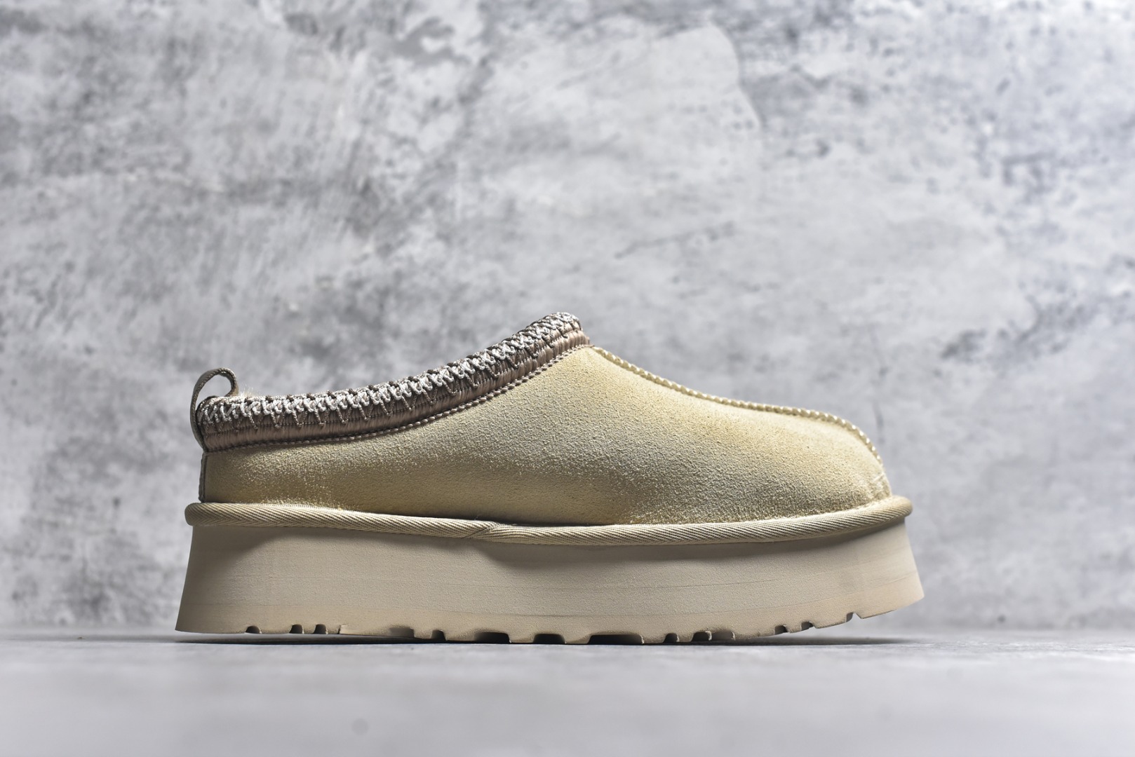 图片[3]-#X1 全网最齐 ugg 130+配色 市面顶级版本 UGG Tazz民族风厚底女款 小红书爆款 广州外贸大厂生产 鞋头到鞋垫真羊皮毛一体 独立外盒包装 芯片 带防水工艺 区别市面任何版本 5cm厚底 独立原版开发大底 羊绒鞋垫 冬季保暖外出 家居都是很适合的选择 进年uug推出款式系列 局部偏向年轻消费者喜好 也走到时尚潮流穿搭的前沿 鞋身材质 防泼水涂层翻毛皮鞋面 17毫米UGGPURE™植入式羊毛内底 轻便防滑舒适橡胶外底 带有品牌LOGO商标 带全套包装 尺码： 35 36 37 38 39 40-选品中心