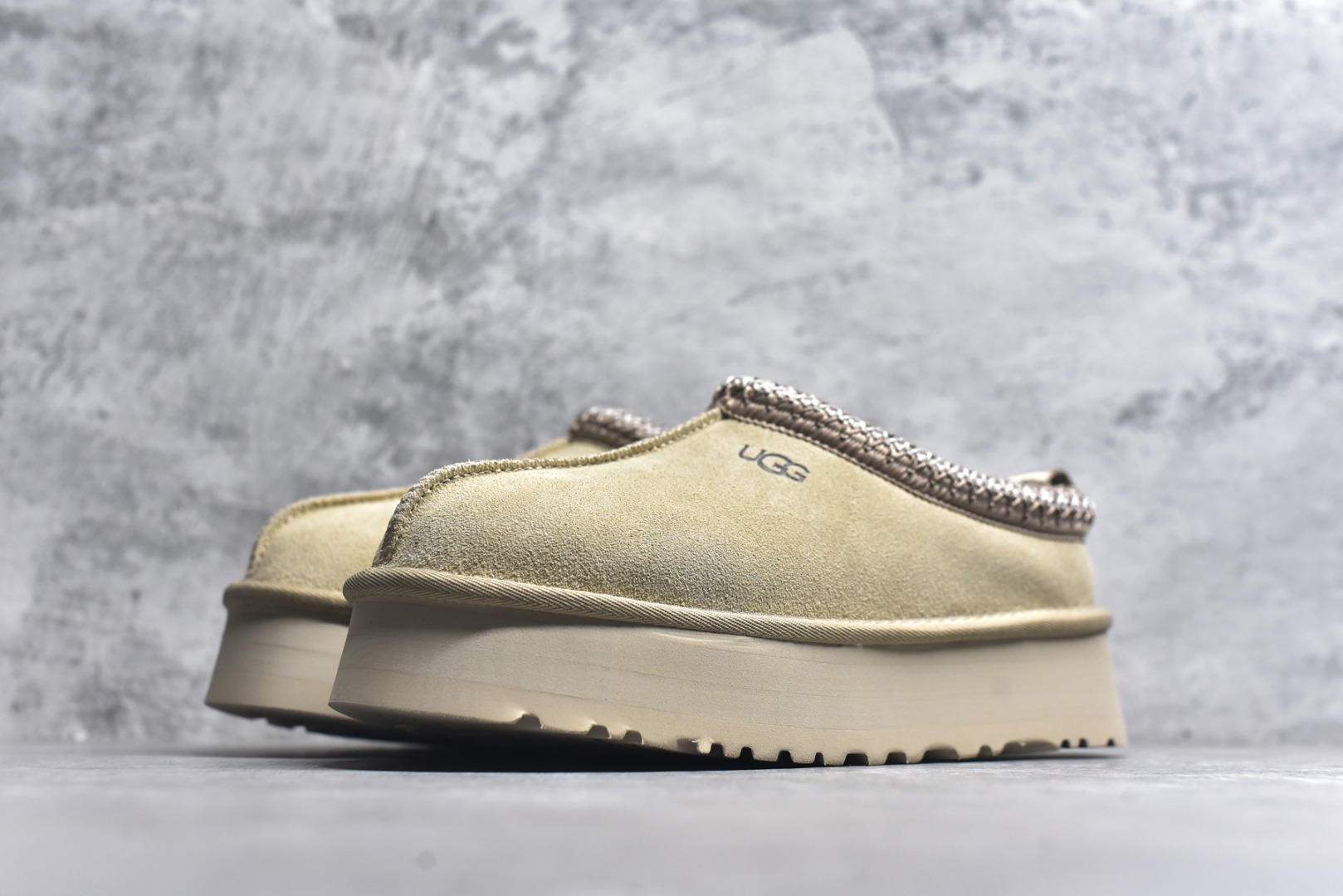 图片[2]-#X1 全网最齐 ugg 130+配色 市面顶级版本 UGG Tazz民族风厚底女款 小红书爆款 广州外贸大厂生产 鞋头到鞋垫真羊皮毛一体 独立外盒包装 芯片 带防水工艺 区别市面任何版本 5cm厚底 独立原版开发大底 羊绒鞋垫 冬季保暖外出 家居都是很适合的选择 进年uug推出款式系列 局部偏向年轻消费者喜好 也走到时尚潮流穿搭的前沿 鞋身材质 防泼水涂层翻毛皮鞋面 17毫米UGGPURE™植入式羊毛内底 轻便防滑舒适橡胶外底 带有品牌LOGO商标 带全套包装 尺码： 35 36 37 38 39 40-选品中心