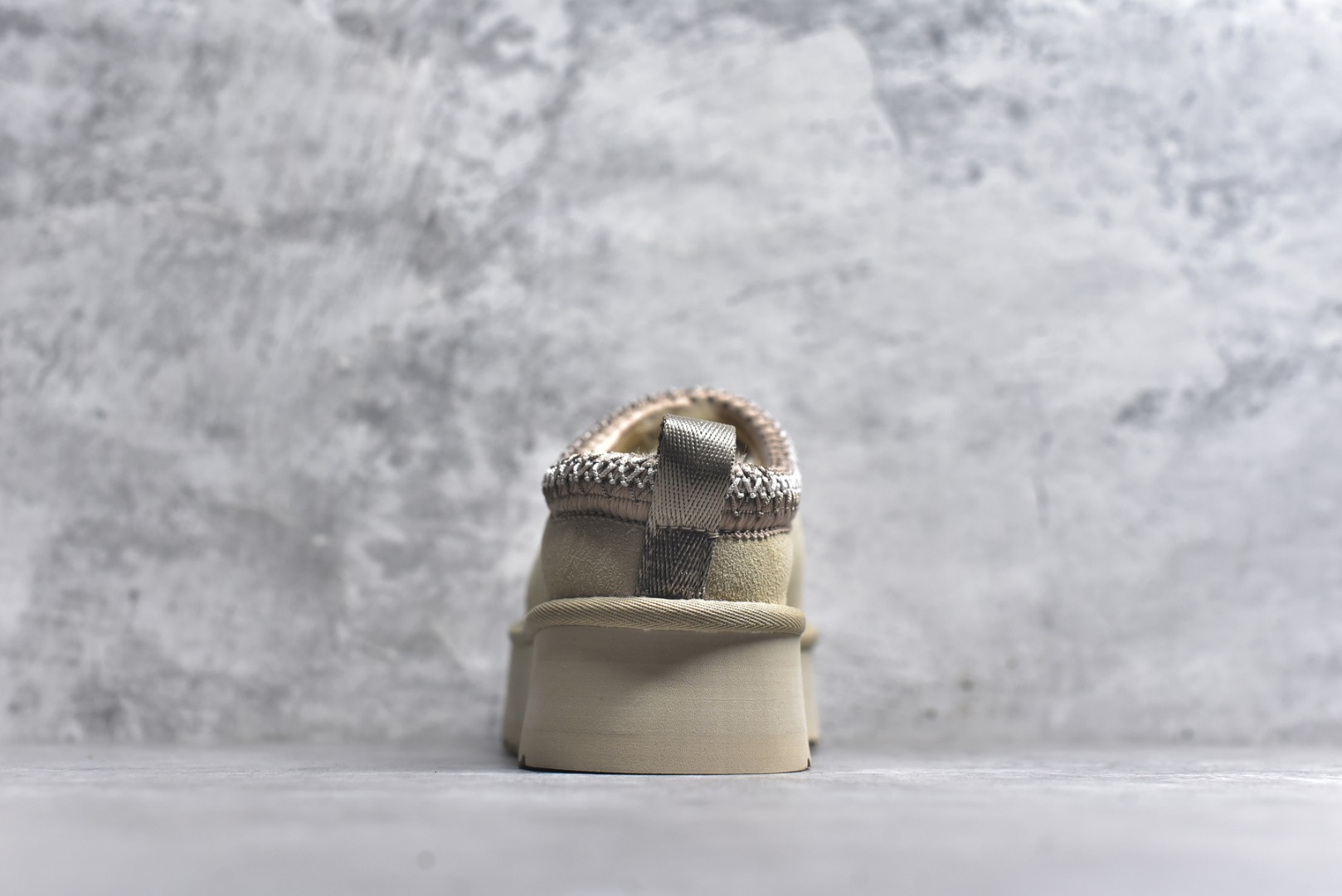 图片[5]-#X1 全网最齐 ugg 130+配色 市面顶级版本 UGG Tazz民族风厚底女款 小红书爆款 广州外贸大厂生产 鞋头到鞋垫真羊皮毛一体 独立外盒包装 芯片 带防水工艺 区别市面任何版本 5cm厚底 独立原版开发大底 羊绒鞋垫 冬季保暖外出 家居都是很适合的选择 进年uug推出款式系列 局部偏向年轻消费者喜好 也走到时尚潮流穿搭的前沿 鞋身材质 防泼水涂层翻毛皮鞋面 17毫米UGGPURE™植入式羊毛内底 轻便防滑舒适橡胶外底 带有品牌LOGO商标 带全套包装 尺码： 35 36 37 38 39 40-选品中心