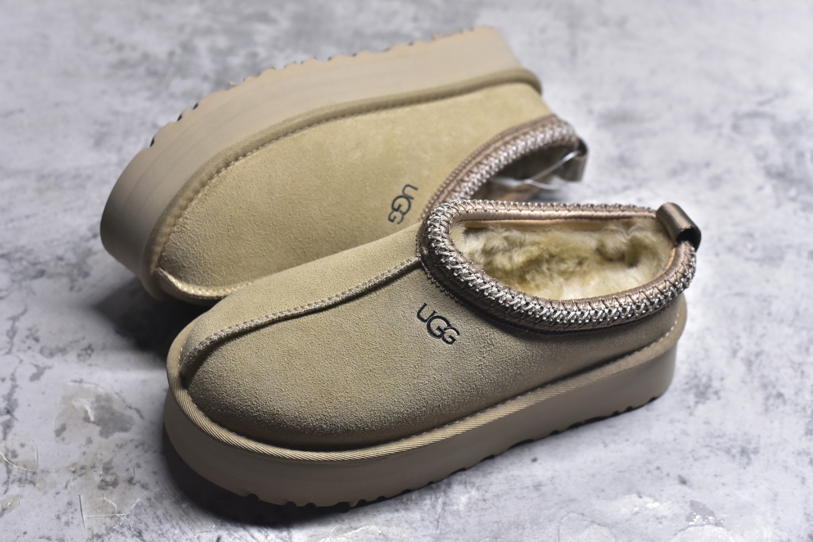 图片[7]-#X1 全网最齐 ugg 130+配色 市面顶级版本 UGG Tazz民族风厚底女款 小红书爆款 广州外贸大厂生产 鞋头到鞋垫真羊皮毛一体 独立外盒包装 芯片 带防水工艺 区别市面任何版本 5cm厚底 独立原版开发大底 羊绒鞋垫 冬季保暖外出 家居都是很适合的选择 进年uug推出款式系列 局部偏向年轻消费者喜好 也走到时尚潮流穿搭的前沿 鞋身材质 防泼水涂层翻毛皮鞋面 17毫米UGGPURE™植入式羊毛内底 轻便防滑舒适橡胶外底 带有品牌LOGO商标 带全套包装 尺码： 35 36 37 38 39 40-选品中心