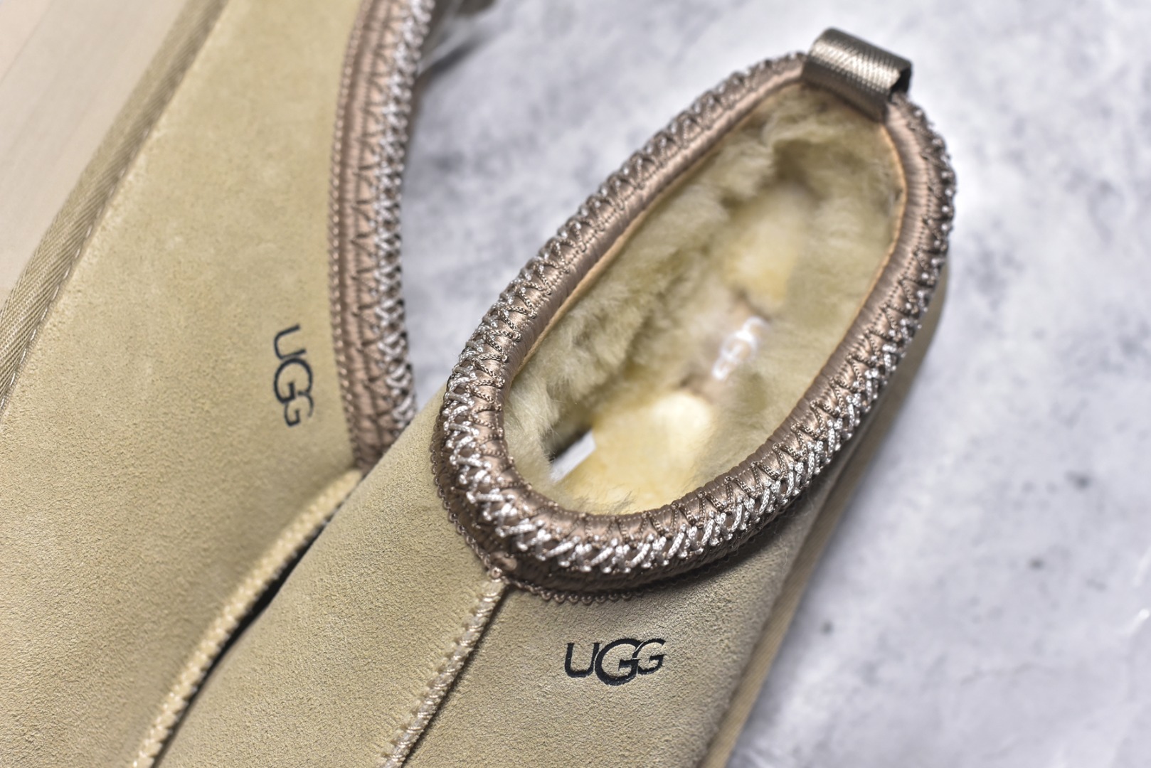 图片[9]-#X1 全网最齐 ugg 130+配色 市面顶级版本 UGG Tazz民族风厚底女款 小红书爆款 广州外贸大厂生产 鞋头到鞋垫真羊皮毛一体 独立外盒包装 芯片 带防水工艺 区别市面任何版本 5cm厚底 独立原版开发大底 羊绒鞋垫 冬季保暖外出 家居都是很适合的选择 进年uug推出款式系列 局部偏向年轻消费者喜好 也走到时尚潮流穿搭的前沿 鞋身材质 防泼水涂层翻毛皮鞋面 17毫米UGGPURE™植入式羊毛内底 轻便防滑舒适橡胶外底 带有品牌LOGO商标 带全套包装 尺码： 35 36 37 38 39 40-选品中心