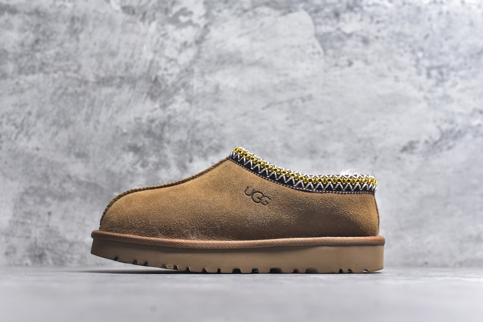 #X1 全网最齐 ugg 130+配色 市面顶级版本 UGG Tazz 民族风薄底咖色男女款 小红书爆款 广州外贸大厂生产 鞋头到鞋垫真羊皮毛一体 独立外盒包装 芯片 带防水工艺 区别市面任何版本 5cm厚底 独立原版开发大底 羊绒鞋垫 冬季保暖外出 家居都是很适合的选择 进年uug推出款式系列 局部偏向年轻消费者喜好 也走到时尚潮流穿搭的前沿 鞋身材质 防泼水涂层翻毛皮鞋面 17毫米UGGPURE™植入式羊毛内底 轻便防滑舒适橡胶外底 带有品牌LOGO商标 带全套包装 尺码： 35 36 37 38 39 40 41 42 43 44 45-选品中心