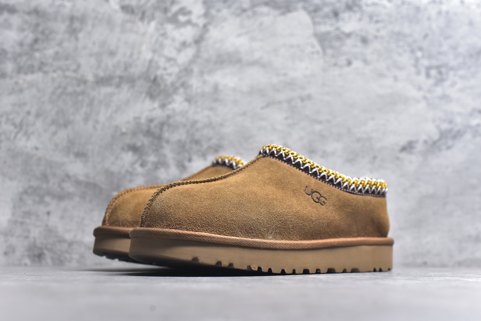 图片[2]-#X1 全网最齐 ugg 130+配色 市面顶级版本 UGG Tazz 民族风薄底咖色男女款 小红书爆款 广州外贸大厂生产 鞋头到鞋垫真羊皮毛一体 独立外盒包装 芯片 带防水工艺 区别市面任何版本 5cm厚底 独立原版开发大底 羊绒鞋垫 冬季保暖外出 家居都是很适合的选择 进年uug推出款式系列 局部偏向年轻消费者喜好 也走到时尚潮流穿搭的前沿 鞋身材质 防泼水涂层翻毛皮鞋面 17毫米UGGPURE™植入式羊毛内底 轻便防滑舒适橡胶外底 带有品牌LOGO商标 带全套包装 尺码： 35 36 37 38 39 40 41 42 43 44 45-选品中心