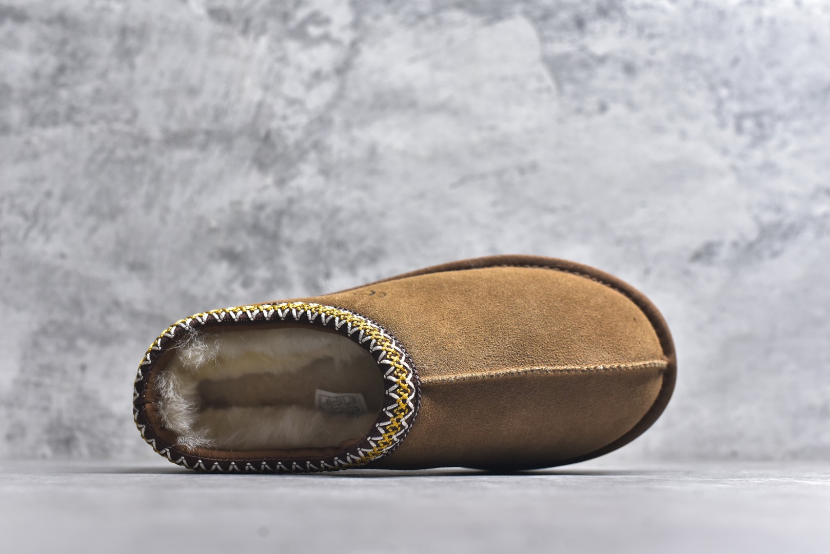 图片[4]-#X1 全网最齐 ugg 130+配色 市面顶级版本 UGG Tazz 民族风薄底咖色男女款 小红书爆款 广州外贸大厂生产 鞋头到鞋垫真羊皮毛一体 独立外盒包装 芯片 带防水工艺 区别市面任何版本 5cm厚底 独立原版开发大底 羊绒鞋垫 冬季保暖外出 家居都是很适合的选择 进年uug推出款式系列 局部偏向年轻消费者喜好 也走到时尚潮流穿搭的前沿 鞋身材质 防泼水涂层翻毛皮鞋面 17毫米UGGPURE™植入式羊毛内底 轻便防滑舒适橡胶外底 带有品牌LOGO商标 带全套包装 尺码： 35 36 37 38 39 40 41 42 43 44 45-选品中心