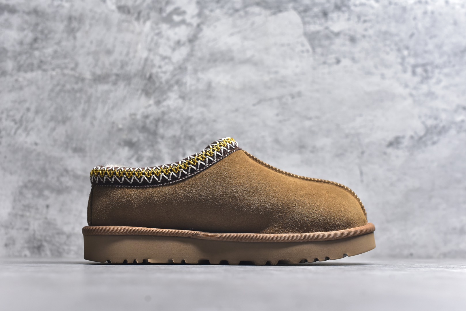 图片[3]-#X1 全网最齐 ugg 130+配色 市面顶级版本 UGG Tazz 民族风薄底咖色男女款 小红书爆款 广州外贸大厂生产 鞋头到鞋垫真羊皮毛一体 独立外盒包装 芯片 带防水工艺 区别市面任何版本 5cm厚底 独立原版开发大底 羊绒鞋垫 冬季保暖外出 家居都是很适合的选择 进年uug推出款式系列 局部偏向年轻消费者喜好 也走到时尚潮流穿搭的前沿 鞋身材质 防泼水涂层翻毛皮鞋面 17毫米UGGPURE™植入式羊毛内底 轻便防滑舒适橡胶外底 带有品牌LOGO商标 带全套包装 尺码： 35 36 37 38 39 40 41 42 43 44 45-选品中心