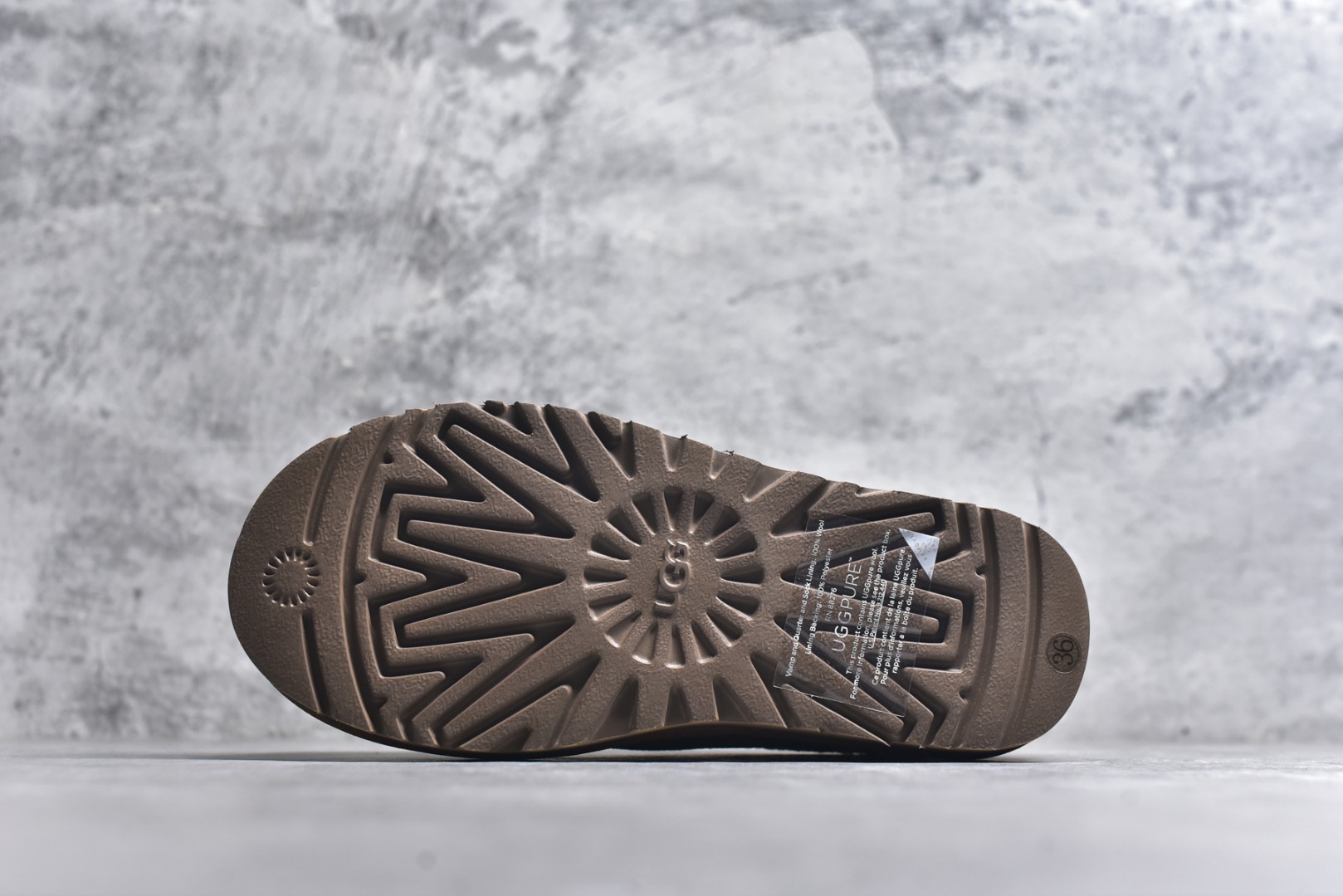 图片[6]-#X1 全网最齐 ugg 130+配色 市面顶级版本 UGG Tazz 民族风薄底咖色男女款 小红书爆款 广州外贸大厂生产 鞋头到鞋垫真羊皮毛一体 独立外盒包装 芯片 带防水工艺 区别市面任何版本 5cm厚底 独立原版开发大底 羊绒鞋垫 冬季保暖外出 家居都是很适合的选择 进年uug推出款式系列 局部偏向年轻消费者喜好 也走到时尚潮流穿搭的前沿 鞋身材质 防泼水涂层翻毛皮鞋面 17毫米UGGPURE™植入式羊毛内底 轻便防滑舒适橡胶外底 带有品牌LOGO商标 带全套包装 尺码： 35 36 37 38 39 40 41 42 43 44 45-选品中心