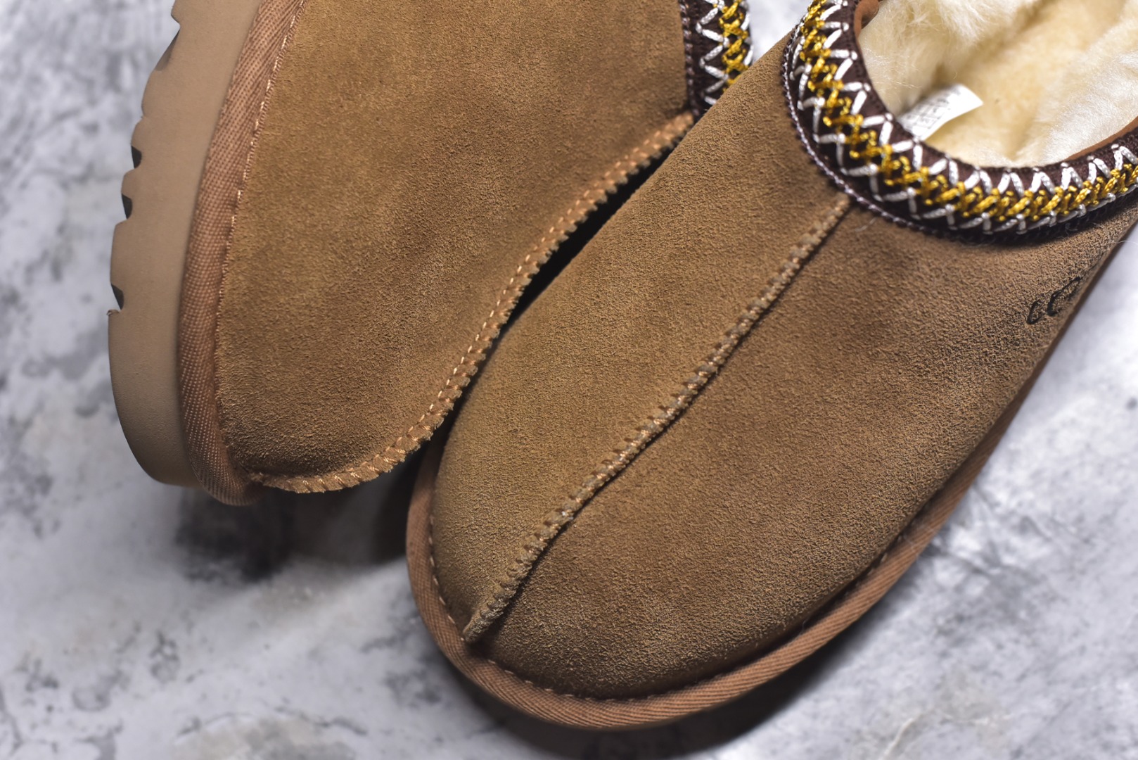 图片[8]-#X1 全网最齐 ugg 130+配色 市面顶级版本 UGG Tazz 民族风薄底咖色男女款 小红书爆款 广州外贸大厂生产 鞋头到鞋垫真羊皮毛一体 独立外盒包装 芯片 带防水工艺 区别市面任何版本 5cm厚底 独立原版开发大底 羊绒鞋垫 冬季保暖外出 家居都是很适合的选择 进年uug推出款式系列 局部偏向年轻消费者喜好 也走到时尚潮流穿搭的前沿 鞋身材质 防泼水涂层翻毛皮鞋面 17毫米UGGPURE™植入式羊毛内底 轻便防滑舒适橡胶外底 带有品牌LOGO商标 带全套包装 尺码： 35 36 37 38 39 40 41 42 43 44 45-选品中心