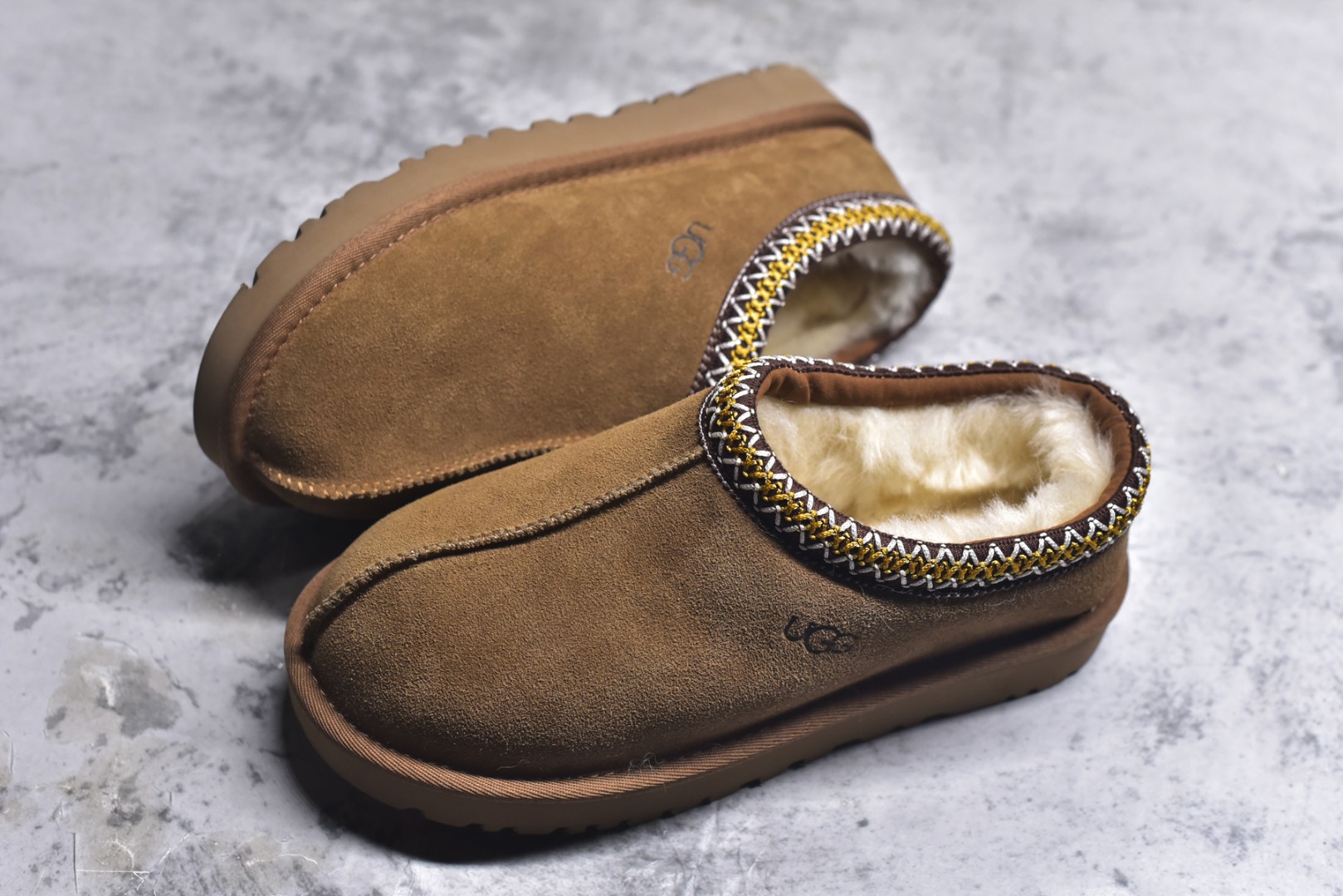 图片[7]-#X1 全网最齐 ugg 130+配色 市面顶级版本 UGG Tazz 民族风薄底咖色男女款 小红书爆款 广州外贸大厂生产 鞋头到鞋垫真羊皮毛一体 独立外盒包装 芯片 带防水工艺 区别市面任何版本 5cm厚底 独立原版开发大底 羊绒鞋垫 冬季保暖外出 家居都是很适合的选择 进年uug推出款式系列 局部偏向年轻消费者喜好 也走到时尚潮流穿搭的前沿 鞋身材质 防泼水涂层翻毛皮鞋面 17毫米UGGPURE™植入式羊毛内底 轻便防滑舒适橡胶外底 带有品牌LOGO商标 带全套包装 尺码： 35 36 37 38 39 40 41 42 43 44 45-选品中心