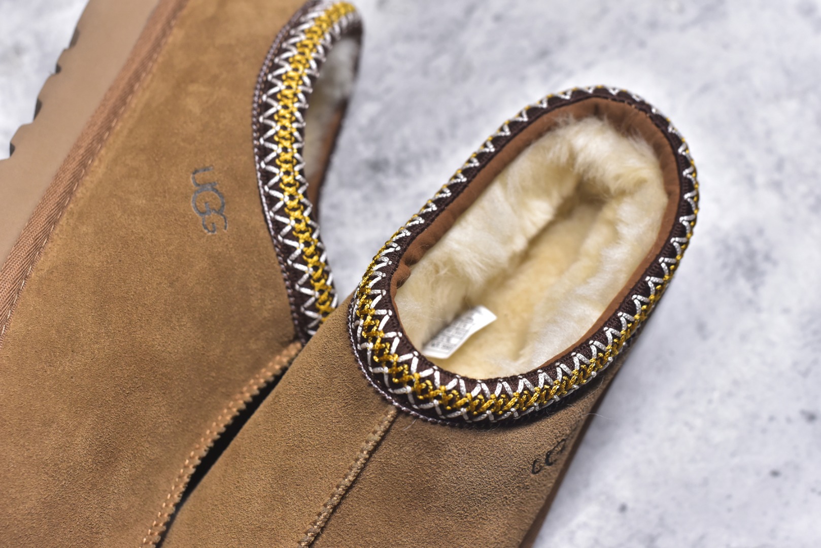 图片[9]-#X1 全网最齐 ugg 130+配色 市面顶级版本 UGG Tazz 民族风薄底咖色男女款 小红书爆款 广州外贸大厂生产 鞋头到鞋垫真羊皮毛一体 独立外盒包装 芯片 带防水工艺 区别市面任何版本 5cm厚底 独立原版开发大底 羊绒鞋垫 冬季保暖外出 家居都是很适合的选择 进年uug推出款式系列 局部偏向年轻消费者喜好 也走到时尚潮流穿搭的前沿 鞋身材质 防泼水涂层翻毛皮鞋面 17毫米UGGPURE™植入式羊毛内底 轻便防滑舒适橡胶外底 带有品牌LOGO商标 带全套包装 尺码： 35 36 37 38 39 40 41 42 43 44 45-选品中心