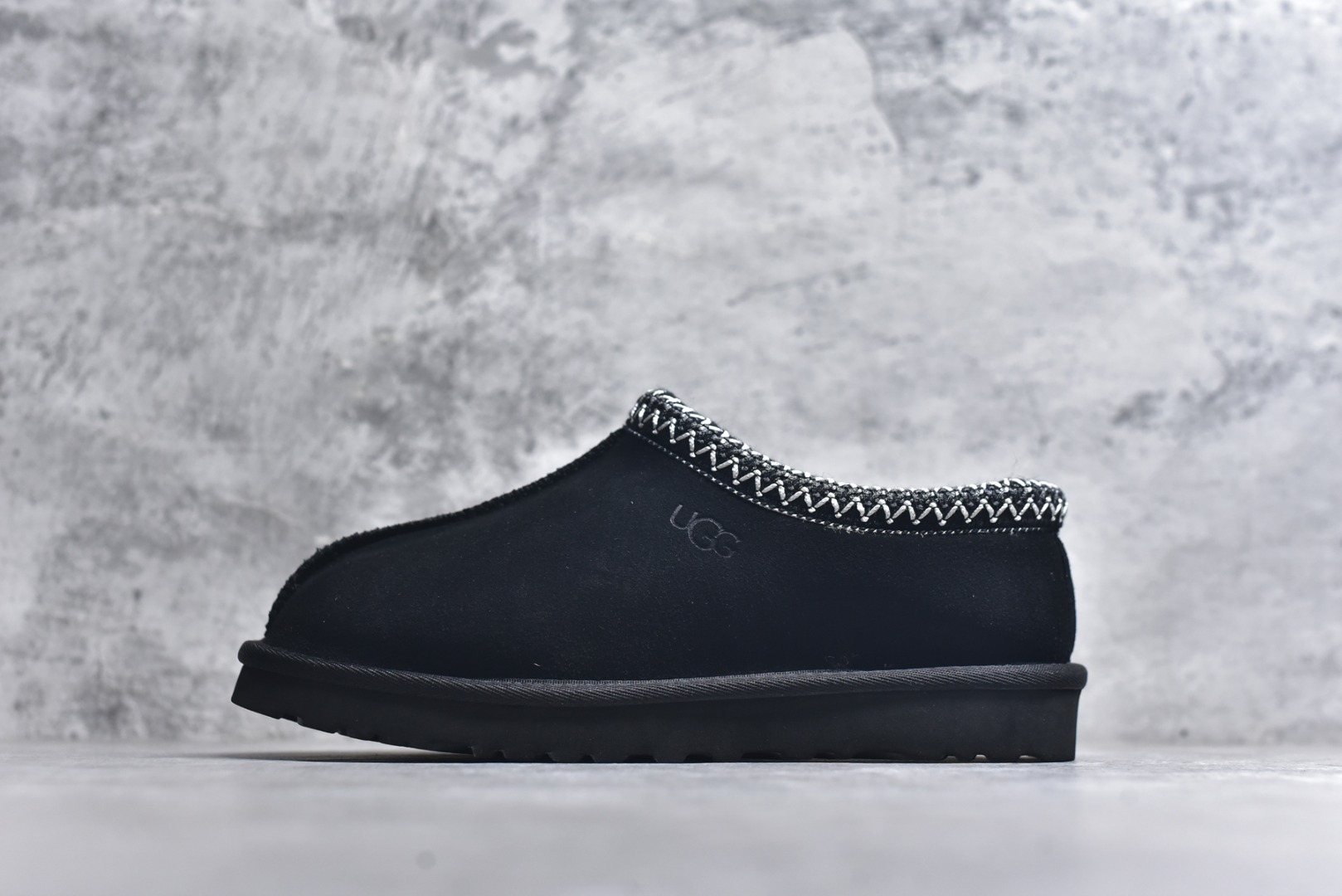 #X1 全网最齐 ugg 130+配色 市面顶级版本 UGG Tazz 民族风薄底咖色男女款 小红书爆款 广州外贸大厂生产 鞋头到鞋垫真羊皮毛一体 独立外盒包装 芯片 带防水工艺 区别市面任何版本 5cm厚底 独立原版开发大底 羊绒鞋垫 冬季保暖外出 家居都是很适合的选择 进年uug推出款式系列 局部偏向年轻消费者喜好 也走到时尚潮流穿搭的前沿 鞋身材质 防泼水涂层翻毛皮鞋面 17毫米UGGPURE™植入式羊毛内底 轻便防滑舒适橡胶外底 带有品牌LOGO商标 带全套包装 尺码： 35 36 37 38 39 40 41 42 43 44 45-选品中心