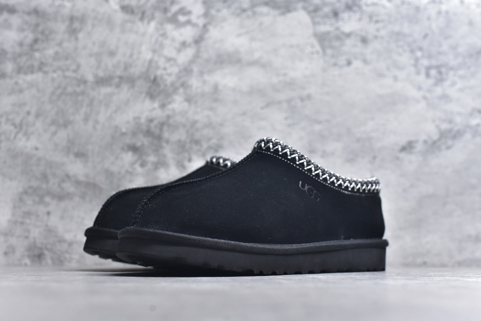 图片[2]-#X1 全网最齐 ugg 130+配色 市面顶级版本 UGG Tazz 民族风薄底咖色男女款 小红书爆款 广州外贸大厂生产 鞋头到鞋垫真羊皮毛一体 独立外盒包装 芯片 带防水工艺 区别市面任何版本 5cm厚底 独立原版开发大底 羊绒鞋垫 冬季保暖外出 家居都是很适合的选择 进年uug推出款式系列 局部偏向年轻消费者喜好 也走到时尚潮流穿搭的前沿 鞋身材质 防泼水涂层翻毛皮鞋面 17毫米UGGPURE™植入式羊毛内底 轻便防滑舒适橡胶外底 带有品牌LOGO商标 带全套包装 尺码： 35 36 37 38 39 40 41 42 43 44 45-选品中心