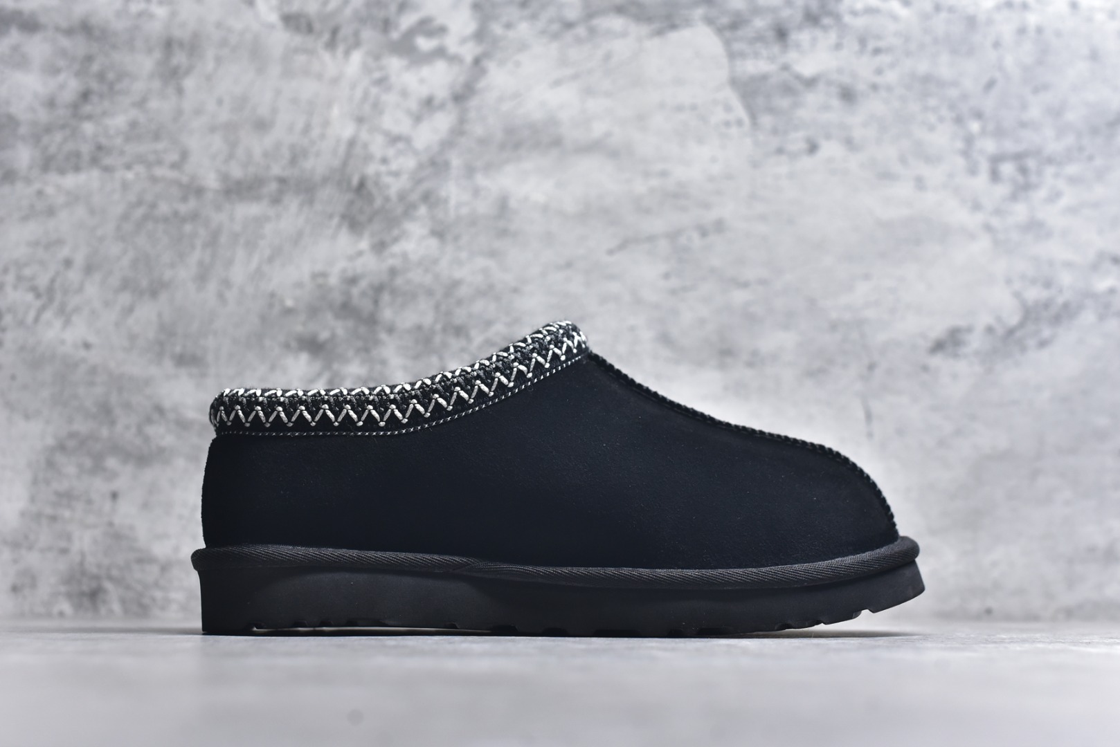 图片[3]-#X1 全网最齐 ugg 130+配色 市面顶级版本 UGG Tazz 民族风薄底咖色男女款 小红书爆款 广州外贸大厂生产 鞋头到鞋垫真羊皮毛一体 独立外盒包装 芯片 带防水工艺 区别市面任何版本 5cm厚底 独立原版开发大底 羊绒鞋垫 冬季保暖外出 家居都是很适合的选择 进年uug推出款式系列 局部偏向年轻消费者喜好 也走到时尚潮流穿搭的前沿 鞋身材质 防泼水涂层翻毛皮鞋面 17毫米UGGPURE™植入式羊毛内底 轻便防滑舒适橡胶外底 带有品牌LOGO商标 带全套包装 尺码： 35 36 37 38 39 40 41 42 43 44 45-选品中心