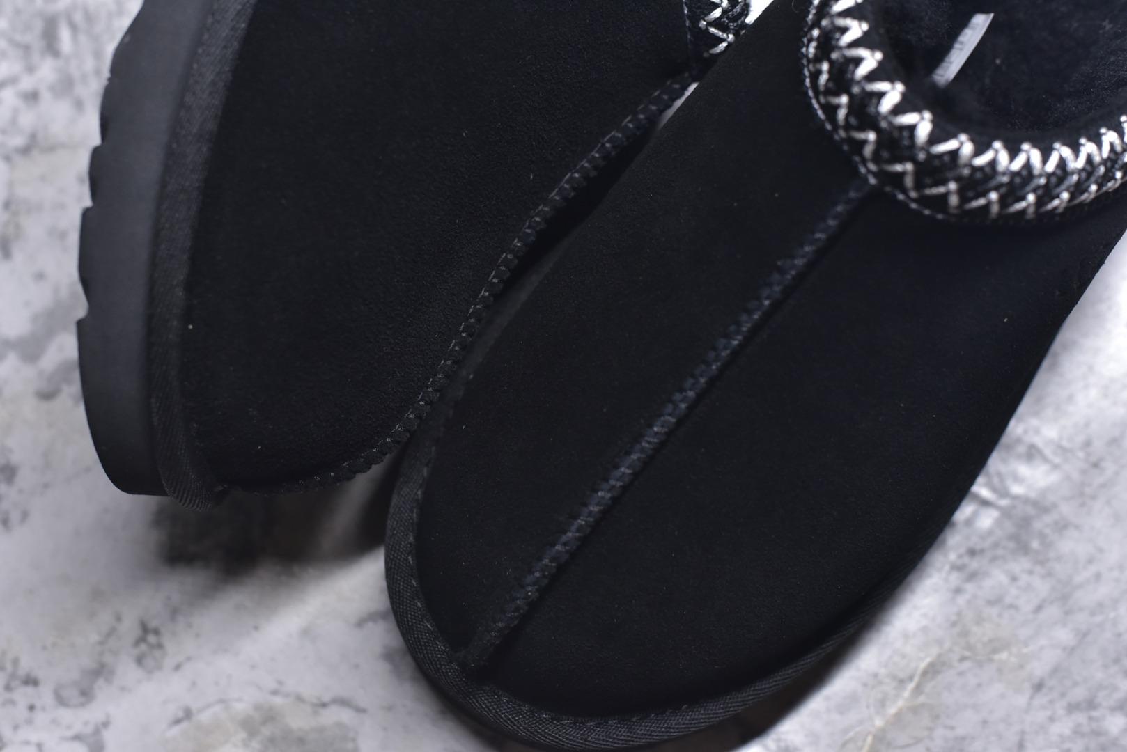 图片[8]-#X1 全网最齐 ugg 130+配色 市面顶级版本 UGG Tazz 民族风薄底咖色男女款 小红书爆款 广州外贸大厂生产 鞋头到鞋垫真羊皮毛一体 独立外盒包装 芯片 带防水工艺 区别市面任何版本 5cm厚底 独立原版开发大底 羊绒鞋垫 冬季保暖外出 家居都是很适合的选择 进年uug推出款式系列 局部偏向年轻消费者喜好 也走到时尚潮流穿搭的前沿 鞋身材质 防泼水涂层翻毛皮鞋面 17毫米UGGPURE™植入式羊毛内底 轻便防滑舒适橡胶外底 带有品牌LOGO商标 带全套包装 尺码： 35 36 37 38 39 40 41 42 43 44 45-选品中心