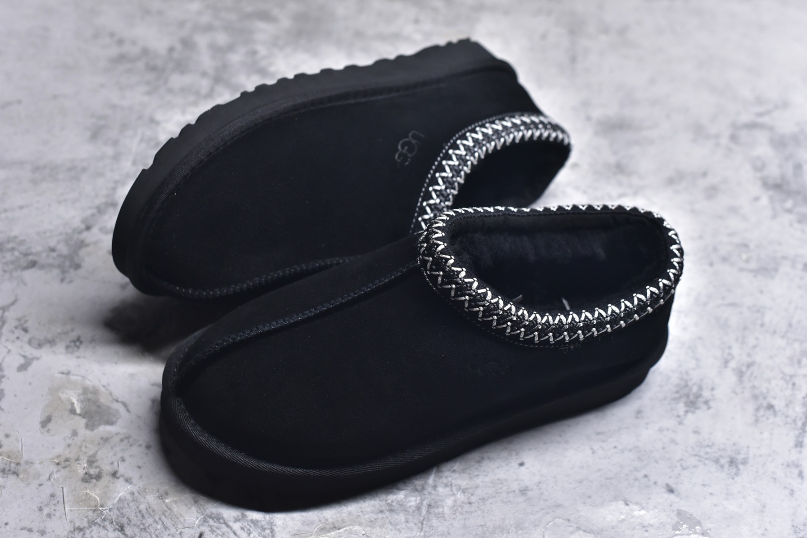 图片[7]-#X1 全网最齐 ugg 130+配色 市面顶级版本 UGG Tazz 民族风薄底咖色男女款 小红书爆款 广州外贸大厂生产 鞋头到鞋垫真羊皮毛一体 独立外盒包装 芯片 带防水工艺 区别市面任何版本 5cm厚底 独立原版开发大底 羊绒鞋垫 冬季保暖外出 家居都是很适合的选择 进年uug推出款式系列 局部偏向年轻消费者喜好 也走到时尚潮流穿搭的前沿 鞋身材质 防泼水涂层翻毛皮鞋面 17毫米UGGPURE™植入式羊毛内底 轻便防滑舒适橡胶外底 带有品牌LOGO商标 带全套包装 尺码： 35 36 37 38 39 40 41 42 43 44 45-选品中心