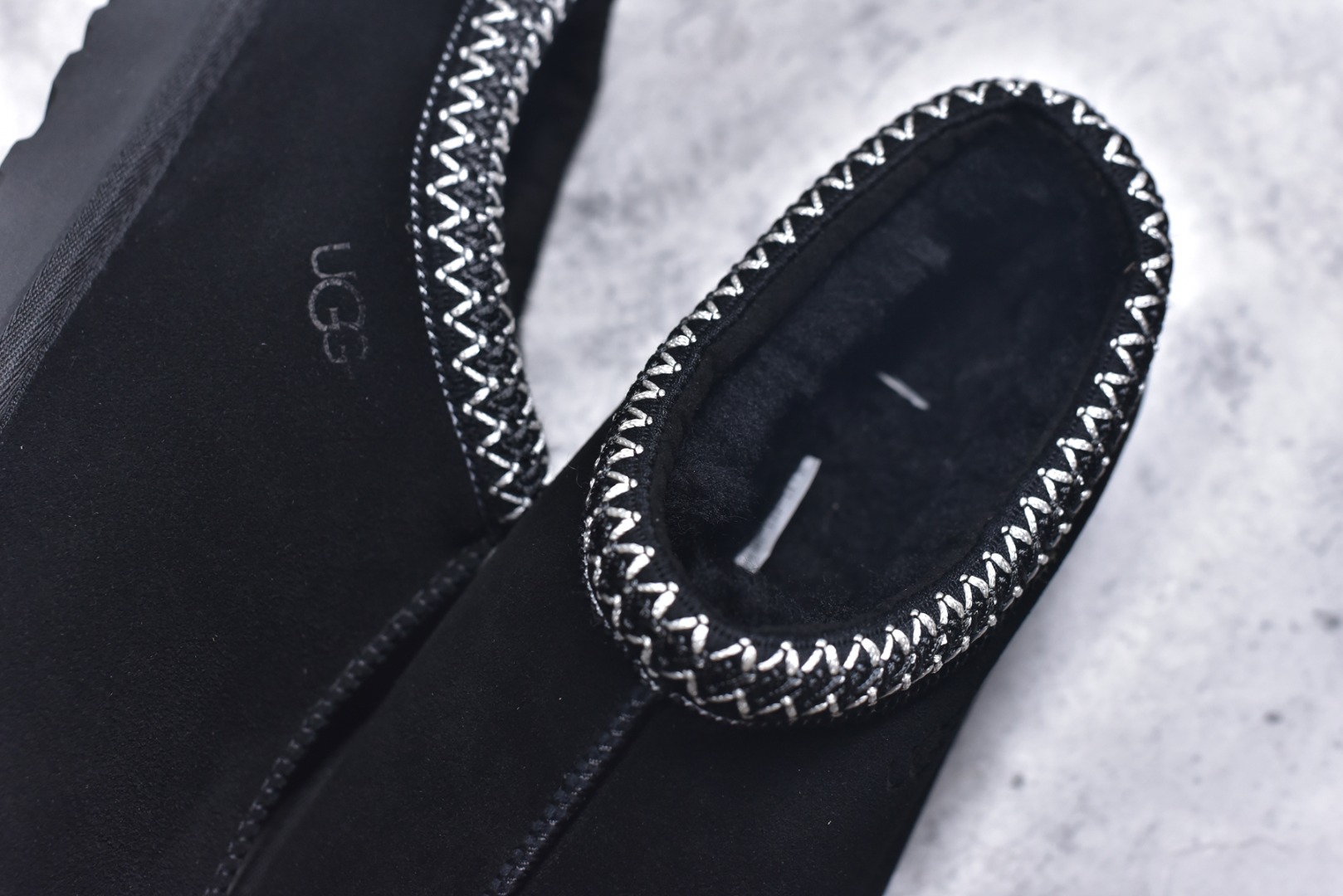 图片[9]-#X1 全网最齐 ugg 130+配色 市面顶级版本 UGG Tazz 民族风薄底咖色男女款 小红书爆款 广州外贸大厂生产 鞋头到鞋垫真羊皮毛一体 独立外盒包装 芯片 带防水工艺 区别市面任何版本 5cm厚底 独立原版开发大底 羊绒鞋垫 冬季保暖外出 家居都是很适合的选择 进年uug推出款式系列 局部偏向年轻消费者喜好 也走到时尚潮流穿搭的前沿 鞋身材质 防泼水涂层翻毛皮鞋面 17毫米UGGPURE™植入式羊毛内底 轻便防滑舒适橡胶外底 带有品牌LOGO商标 带全套包装 尺码： 35 36 37 38 39 40 41 42 43 44 45-选品中心