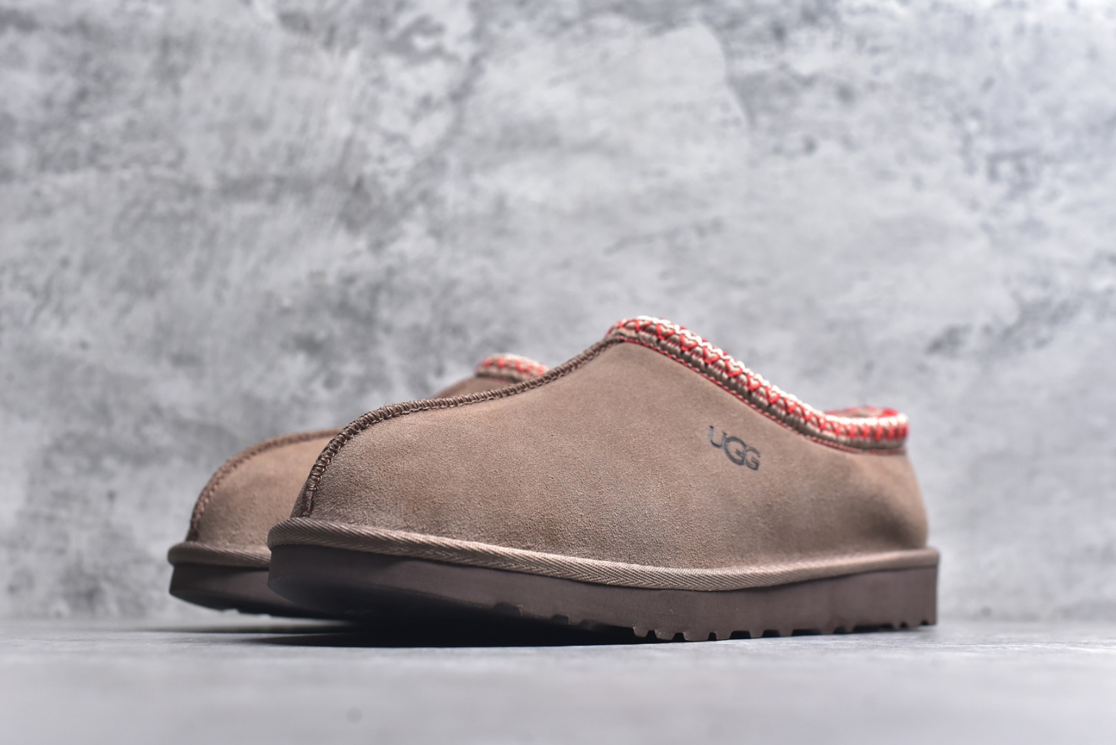 图片[2]-#X1 全网最齐 ugg 130+配色 市面顶级版本 UGG Tazz 民族风薄底咖色男女款 小红书爆款 广州外贸大厂生产 鞋头到鞋垫真羊皮毛一体 独立外盒包装 芯片 带防水工艺 区别市面任何版本 5cm厚底 独立原版开发大底 羊绒鞋垫 冬季保暖外出 家居都是很适合的选择 进年uug推出款式系列 局部偏向年轻消费者喜好 也走到时尚潮流穿搭的前沿 鞋身材质 防泼水涂层翻毛皮鞋面 17毫米UGGPURE™植入式羊毛内底 轻便防滑舒适橡胶外底 带有品牌LOGO商标 带全套包装 尺码： 35 36 37 38 39 40 41 42 43 44 45-选品中心