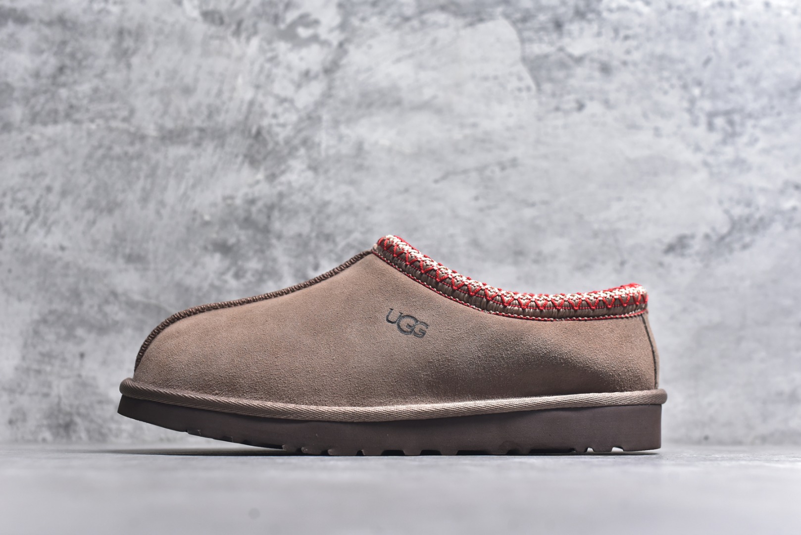 #X1 全网最齐 ugg 130+配色 市面顶级版本 UGG Tazz 民族风薄底咖色男女款 小红书爆款 广州外贸大厂生产 鞋头到鞋垫真羊皮毛一体 独立外盒包装 芯片 带防水工艺 区别市面任何版本 5cm厚底 独立原版开发大底 羊绒鞋垫 冬季保暖外出 家居都是很适合的选择 进年uug推出款式系列 局部偏向年轻消费者喜好 也走到时尚潮流穿搭的前沿 鞋身材质 防泼水涂层翻毛皮鞋面 17毫米UGGPURE™植入式羊毛内底 轻便防滑舒适橡胶外底 带有品牌LOGO商标 带全套包装 尺码： 35 36 37 38 39 40 41 42 43 44 45-选品中心