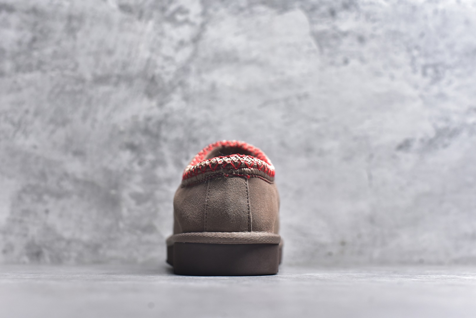 图片[5]-#X1 全网最齐 ugg 130+配色 市面顶级版本 UGG Tazz 民族风薄底咖色男女款 小红书爆款 广州外贸大厂生产 鞋头到鞋垫真羊皮毛一体 独立外盒包装 芯片 带防水工艺 区别市面任何版本 5cm厚底 独立原版开发大底 羊绒鞋垫 冬季保暖外出 家居都是很适合的选择 进年uug推出款式系列 局部偏向年轻消费者喜好 也走到时尚潮流穿搭的前沿 鞋身材质 防泼水涂层翻毛皮鞋面 17毫米UGGPURE™植入式羊毛内底 轻便防滑舒适橡胶外底 带有品牌LOGO商标 带全套包装 尺码： 35 36 37 38 39 40 41 42 43 44 45-选品中心