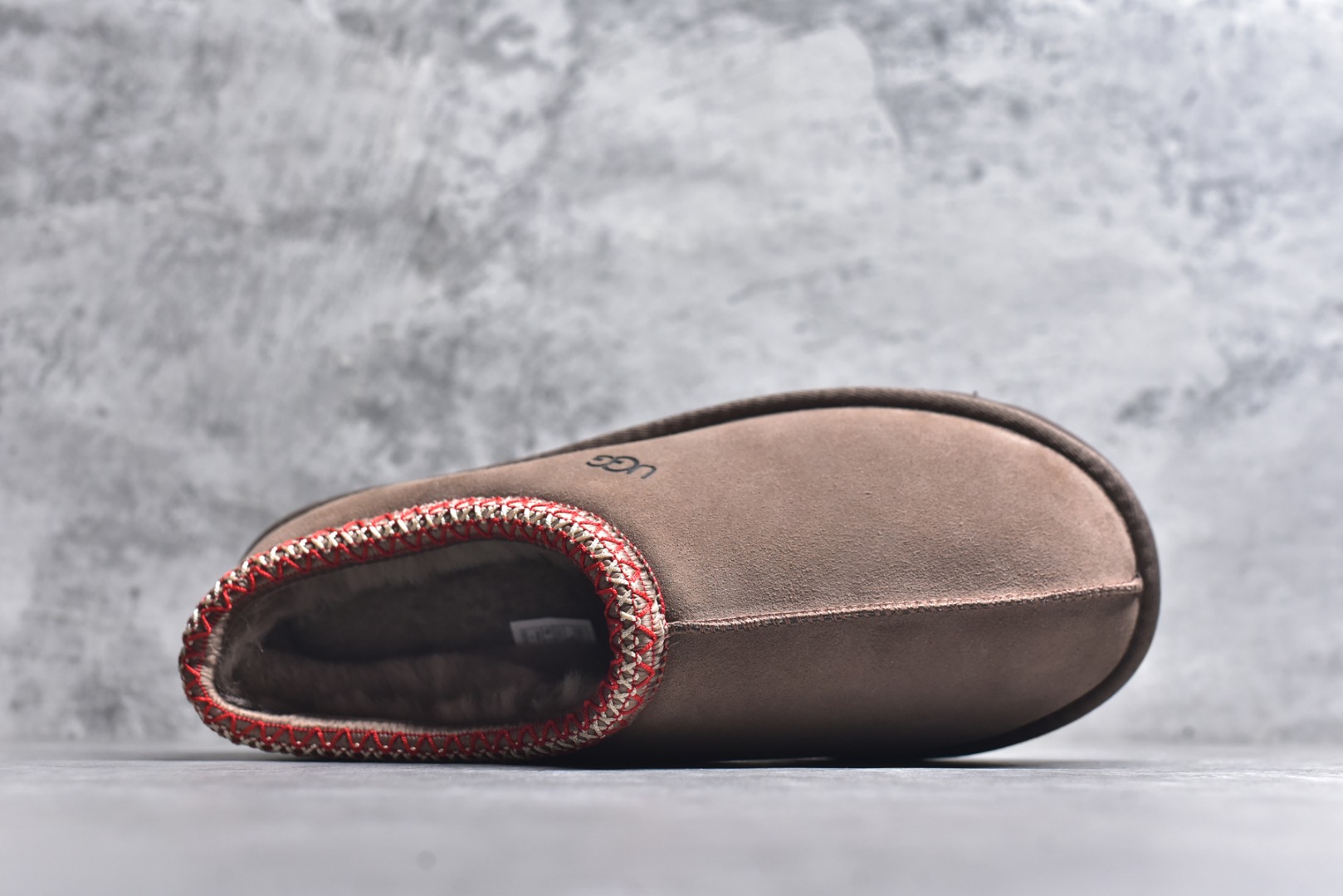 图片[4]-#X1 全网最齐 ugg 130+配色 市面顶级版本 UGG Tazz 民族风薄底咖色男女款 小红书爆款 广州外贸大厂生产 鞋头到鞋垫真羊皮毛一体 独立外盒包装 芯片 带防水工艺 区别市面任何版本 5cm厚底 独立原版开发大底 羊绒鞋垫 冬季保暖外出 家居都是很适合的选择 进年uug推出款式系列 局部偏向年轻消费者喜好 也走到时尚潮流穿搭的前沿 鞋身材质 防泼水涂层翻毛皮鞋面 17毫米UGGPURE™植入式羊毛内底 轻便防滑舒适橡胶外底 带有品牌LOGO商标 带全套包装 尺码： 35 36 37 38 39 40 41 42 43 44 45-选品中心