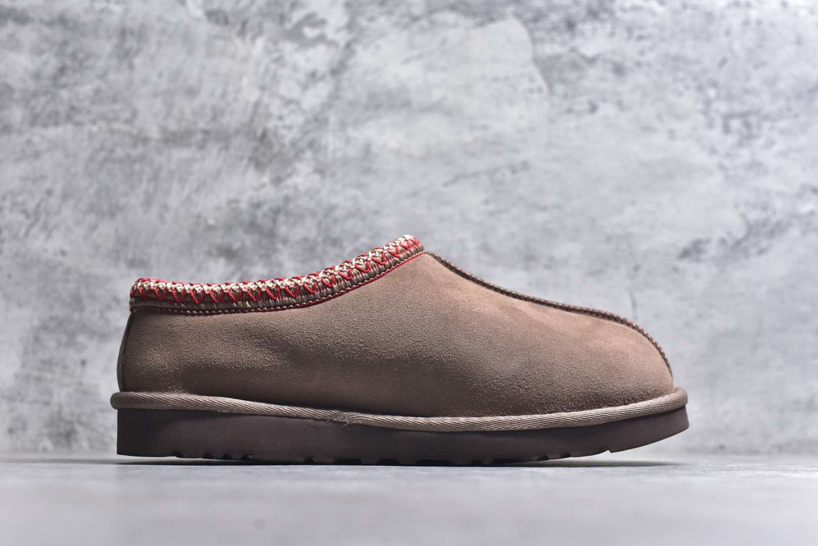 图片[3]-#X1 全网最齐 ugg 130+配色 市面顶级版本 UGG Tazz 民族风薄底咖色男女款 小红书爆款 广州外贸大厂生产 鞋头到鞋垫真羊皮毛一体 独立外盒包装 芯片 带防水工艺 区别市面任何版本 5cm厚底 独立原版开发大底 羊绒鞋垫 冬季保暖外出 家居都是很适合的选择 进年uug推出款式系列 局部偏向年轻消费者喜好 也走到时尚潮流穿搭的前沿 鞋身材质 防泼水涂层翻毛皮鞋面 17毫米UGGPURE™植入式羊毛内底 轻便防滑舒适橡胶外底 带有品牌LOGO商标 带全套包装 尺码： 35 36 37 38 39 40 41 42 43 44 45-选品中心