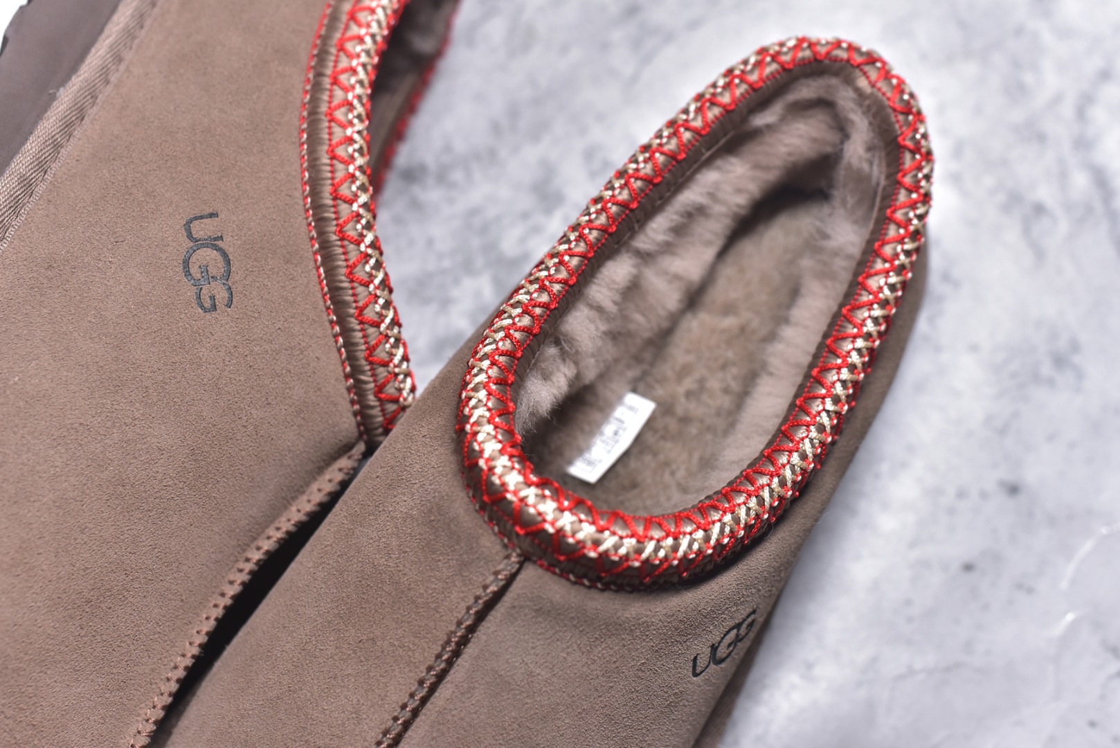 图片[9]-#X1 全网最齐 ugg 130+配色 市面顶级版本 UGG Tazz 民族风薄底咖色男女款 小红书爆款 广州外贸大厂生产 鞋头到鞋垫真羊皮毛一体 独立外盒包装 芯片 带防水工艺 区别市面任何版本 5cm厚底 独立原版开发大底 羊绒鞋垫 冬季保暖外出 家居都是很适合的选择 进年uug推出款式系列 局部偏向年轻消费者喜好 也走到时尚潮流穿搭的前沿 鞋身材质 防泼水涂层翻毛皮鞋面 17毫米UGGPURE™植入式羊毛内底 轻便防滑舒适橡胶外底 带有品牌LOGO商标 带全套包装 尺码： 35 36 37 38 39 40 41 42 43 44 45-选品中心