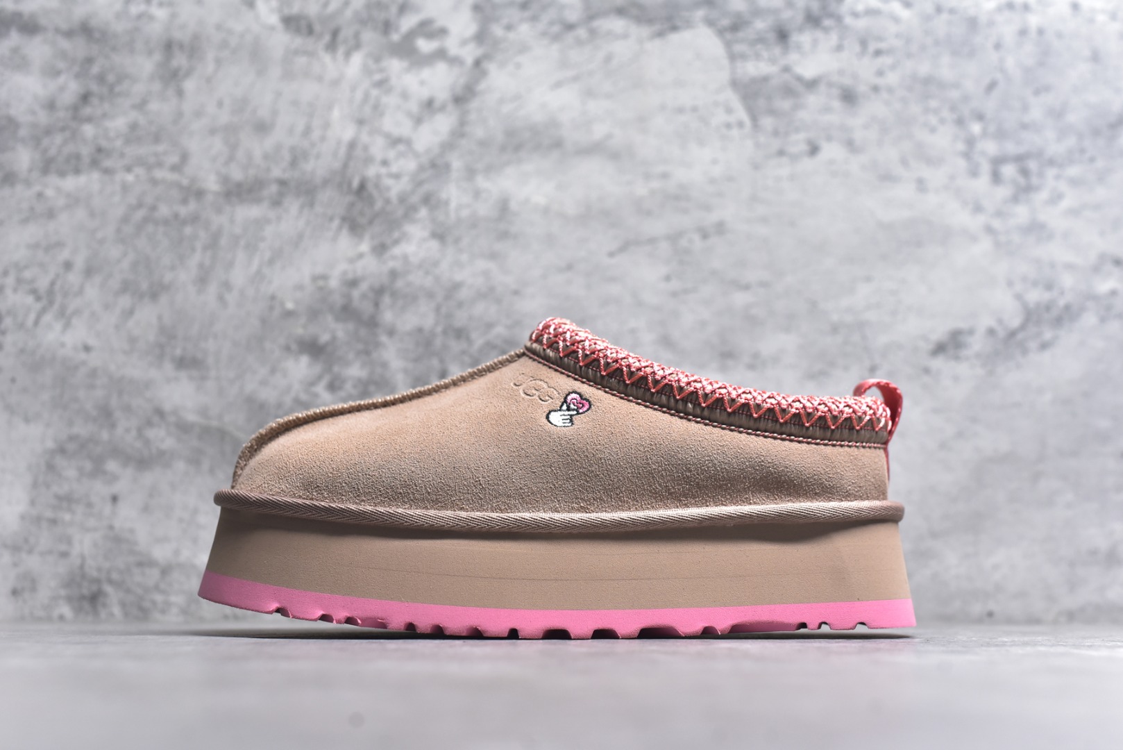 #X1 全网最齐 ugg 130+配色 市面顶级版本 UGG Tazz民族风厚底女款 小红书爆款 广州外贸大厂生产 鞋头到鞋垫真羊皮毛一体 独立外盒包装 芯片 带防水工艺 区别市面任何版本 5cm厚底 独立原版开发大底 羊绒鞋垫 冬季保暖外出 家居都是很适合的选择 进年uug推出款式系列 局部偏向年轻消费者喜好 也走到时尚潮流穿搭的前沿 鞋身材质 防泼水涂层翻毛皮鞋面 17毫米UGGPURE™植入式羊毛内底 轻便防滑舒适橡胶外底 带有品牌LOGO商标 带全套包装 尺码： 35 36 37 38 39 40-选品中心