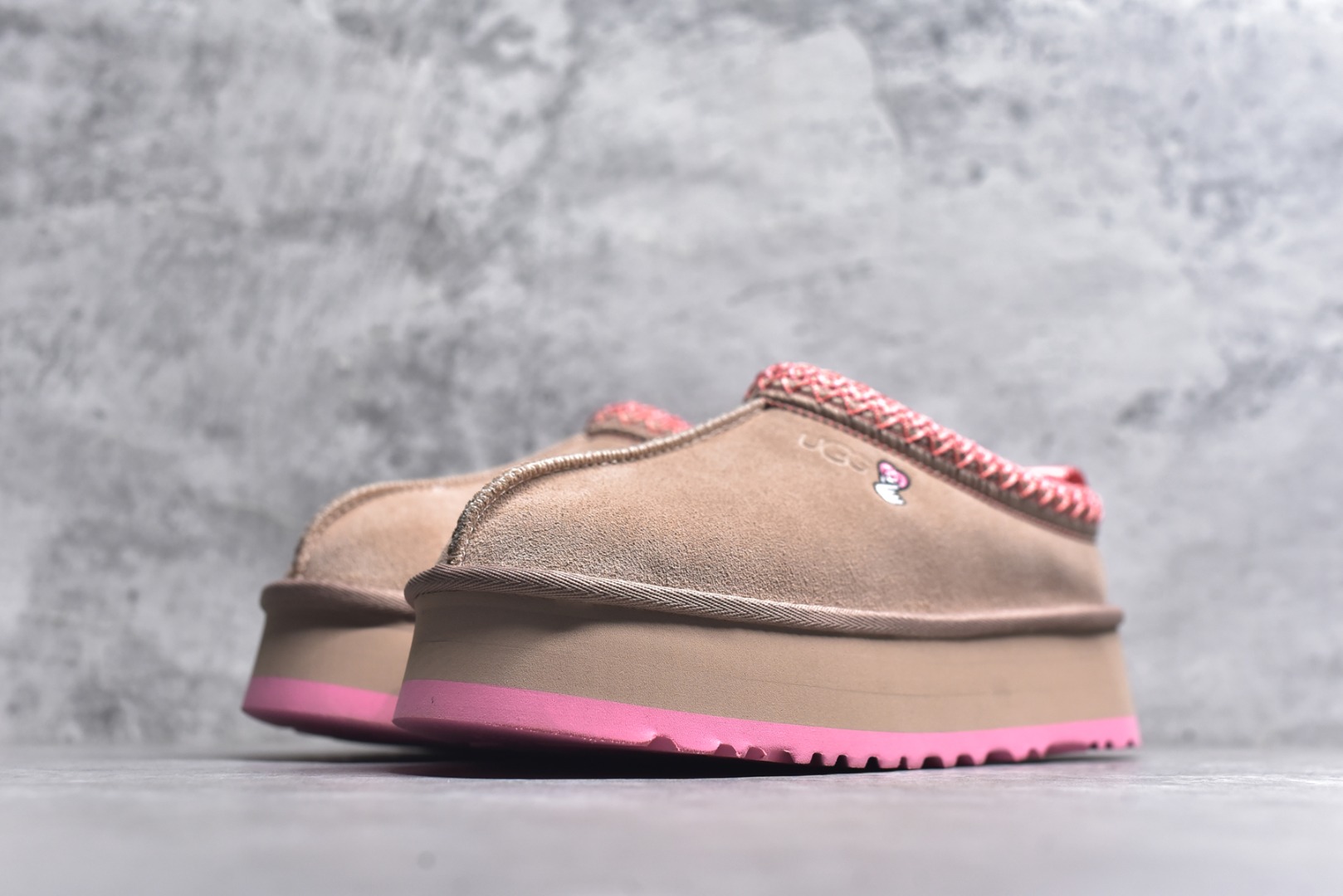 图片[2]-#X1 全网最齐 ugg 130+配色 市面顶级版本 UGG Tazz民族风厚底女款 小红书爆款 广州外贸大厂生产 鞋头到鞋垫真羊皮毛一体 独立外盒包装 芯片 带防水工艺 区别市面任何版本 5cm厚底 独立原版开发大底 羊绒鞋垫 冬季保暖外出 家居都是很适合的选择 进年uug推出款式系列 局部偏向年轻消费者喜好 也走到时尚潮流穿搭的前沿 鞋身材质 防泼水涂层翻毛皮鞋面 17毫米UGGPURE™植入式羊毛内底 轻便防滑舒适橡胶外底 带有品牌LOGO商标 带全套包装 尺码： 35 36 37 38 39 40-选品中心